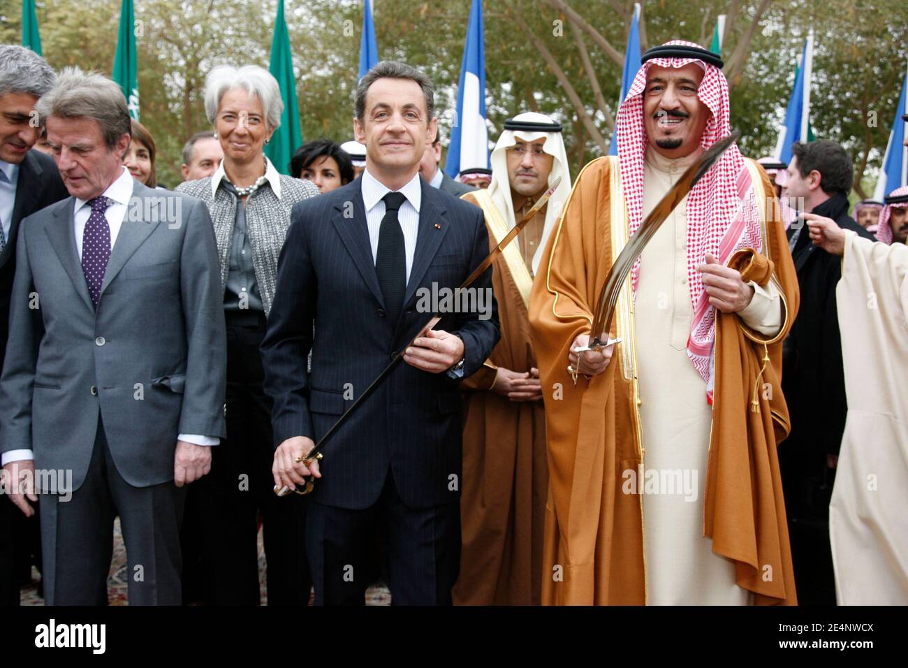 Herve Morin, Christine Lagarde, Bernard Kouchner, président Nicolas Sarkozy et gouverneur de Riyad le prince Salman Bin Abdul Aziz Al Saud visite la maison du roi Abdul Aziz, fondateur du royaume, danse la danse « épée » et profiter des traditions locales, Le deuxième jour de la visite du président français dans le Golfe, à Riyad, en Arabie saoudite, le 14 janvier 2008. Photo de Hounsfield-Pool/ABACAPRESS.COM Banque D'Images