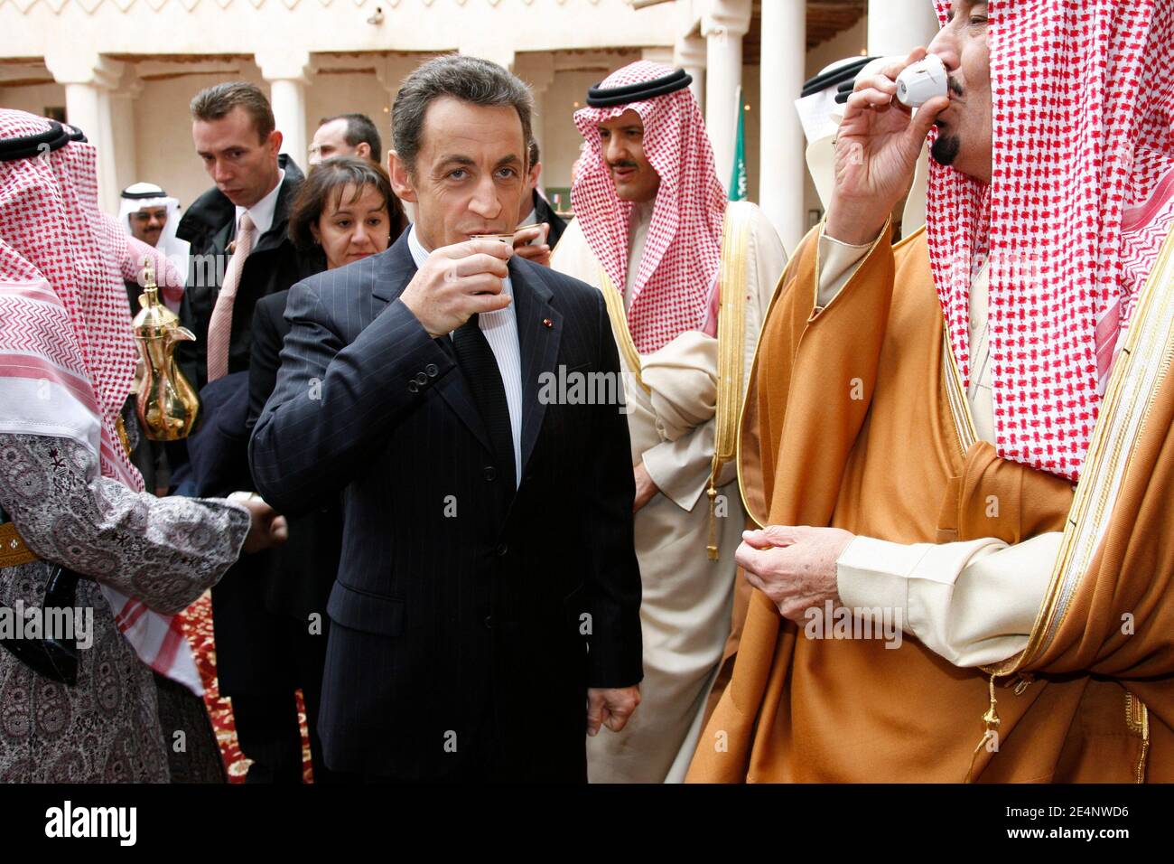 Le président Nicolas Sarkozy et le gouverneur de Riyad le prince Salman Bin Abdul Aziz Al Saud visite la maison du roi Abdul Aziz, fondateur du royaume, danse la danse « épée » et profiter des traditions locales, le deuxième jour de la visite du président français dans le Golfe, à Riyad, Arabie saoudite le 14 janvier 2008. Photo de Hounsfield-Pool/ABACAPRESS.COM Banque D'Images