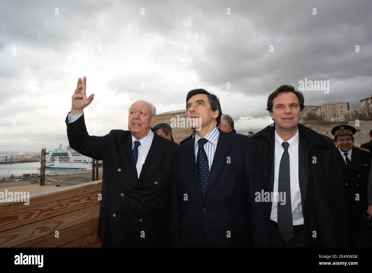 Le Premier ministre François Fillon (C), le maire de Marseille Jean-Claude Gaudin (L) et le député Renaud Muselier (R), visitent le fort saint-Jean lors d'une visite à Marseille, dans le sud de la France, le 14 janvier 2008. Photo de Philippe Laurenson/ABACAPRESS.COM Banque D'Images