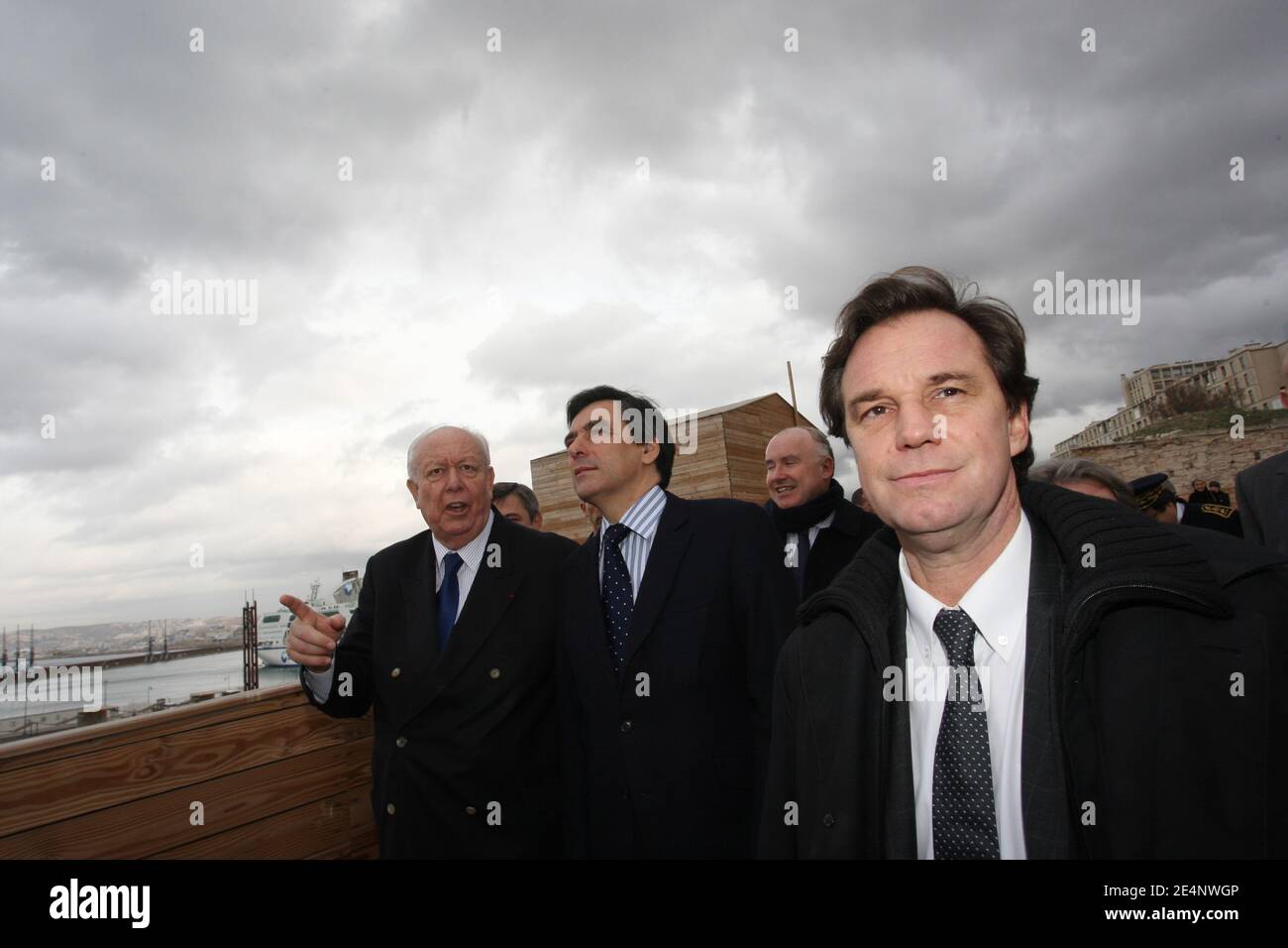 Le Premier ministre François Fillon (C), le maire de Marseille Jean-Claude Gaudin (L) et le député Renaud Muselier (R), visitent le fort saint-Jean lors d'une visite à Marseille, dans le sud de la France, le 14 janvier 2008. Photo de Philippe Laurenson/ABACAPRESS.COM Banque D'Images