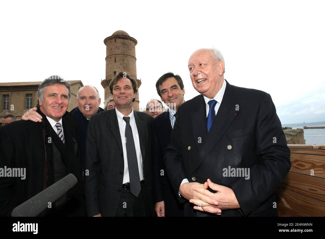 Le Premier ministre François Fillon (C), le maire de Marseille Jean-Claude Gaudin (R) et le député Renaud Muselier (L), visitent le fort saint-Jean lors d'une visite à Marseille, dans le sud de la France, le 14 janvier 2008. Photo de Philippe Laurenson/ABACAPRESS.COM Banque D'Images