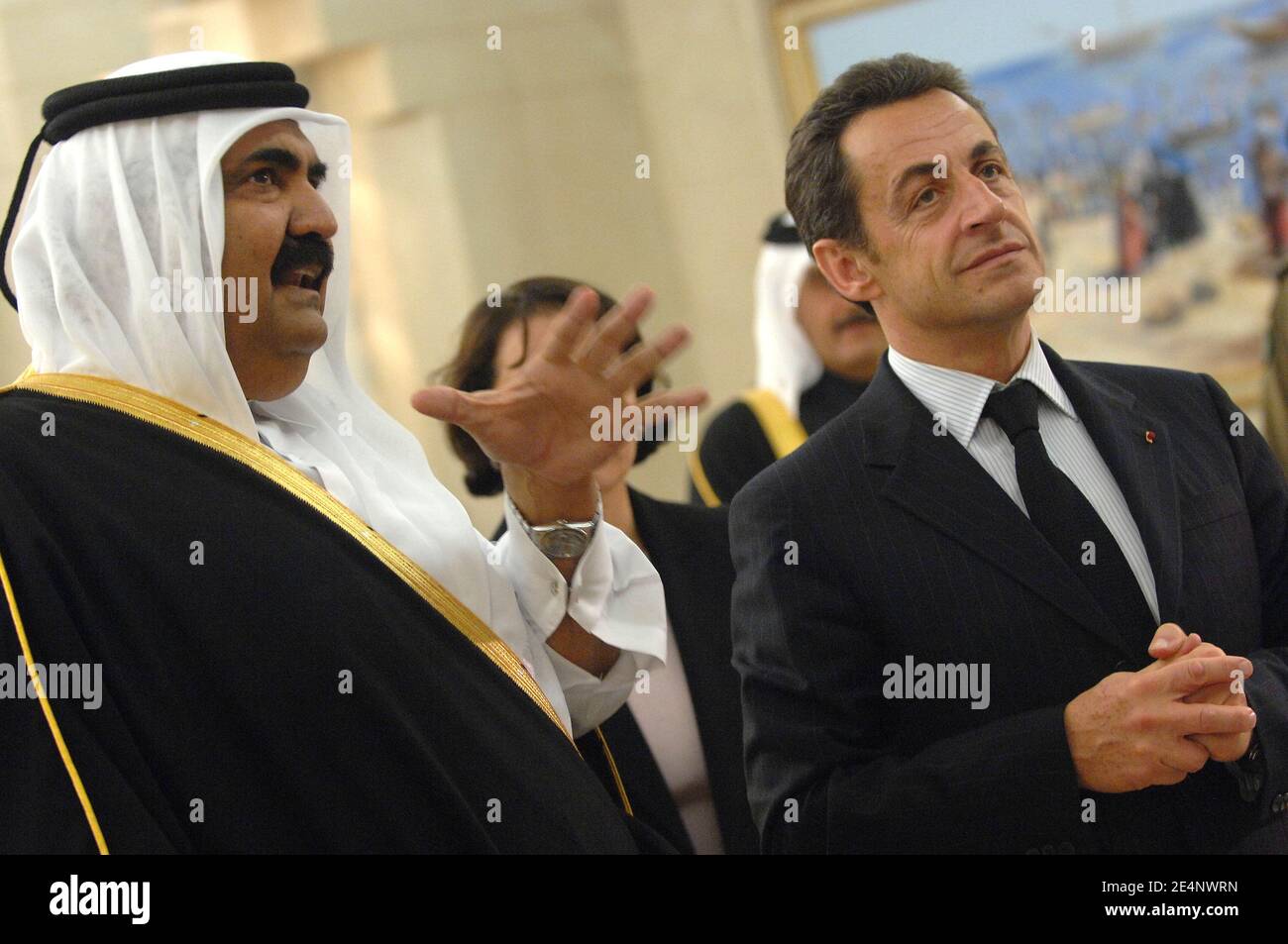 L'émir cheikh Hamad Bin Khalifa Al Thani du Qatar reçoit le président français Nicolas Sarkozy au Palais Emiri de Doha, au Qatar, le 14 janvier 2008, à l'occasion de la deuxième étape de sa visite dans la région du golfe Arabo-Persique. Photo par Eric Hadj-Pool/ABACAPRESS.COM Banque D'Images