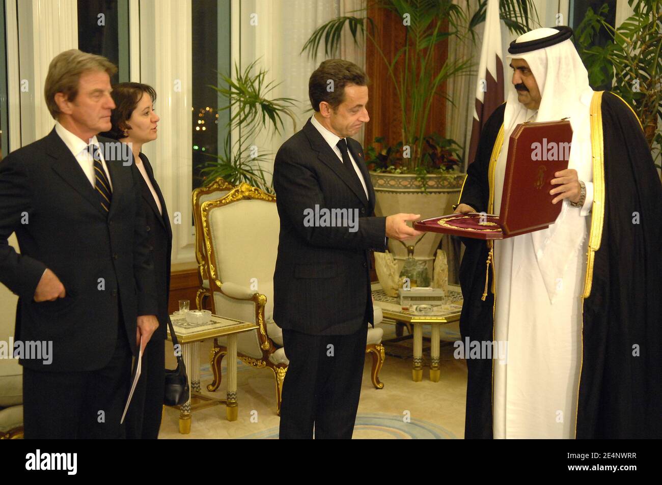 L'émir cheikh Hamad Bin Khalifa Al Thani du Qatar reçoit le président français Nicolas Sarkozy au Palais Emiri de Doha, au Qatar, le 14 janvier 2008, à l'occasion de la deuxième étape de sa visite dans la région du golfe Arabo-Persique. Photo par Eric Hadj-Pool/ABACAPRESS.COM Banque D'Images