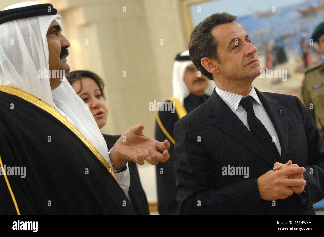 L'émir cheikh Hamad Bin Khalifa Al Thani du Qatar reçoit le président français Nicolas Sarkozy au Palais Emiri de Doha, au Qatar, le 14 janvier 2008, à l'occasion de la deuxième étape de sa visite dans la région du golfe Arabo-Persique. Photo par Eric Hadj-Pool/ABACAPRESS.COM Banque D'Images