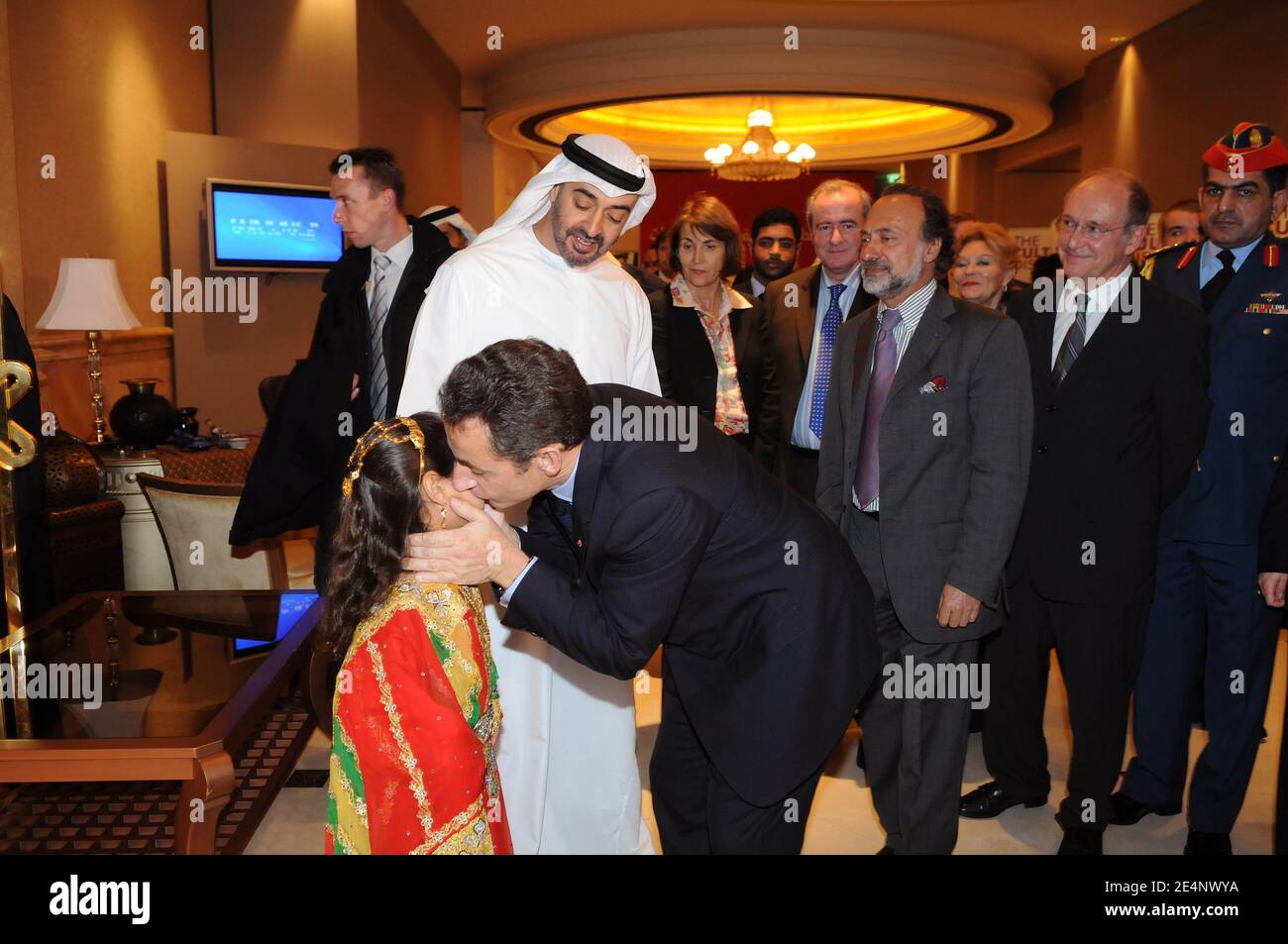 Le prince héritier d'Abu Dhabi, le cheikh Mohammed Bin Zayed, avec sa fille de 6 ans, la princesse Hassa, et le président Nicolas Sarkozy, participent à une exposition culturelle à Abu Dhabi, aux Émirats arabes Unis, le 15 janvier 2008. Photo par Ammar Abd Rabbo/ABACAPRESS.COM Banque D'Images