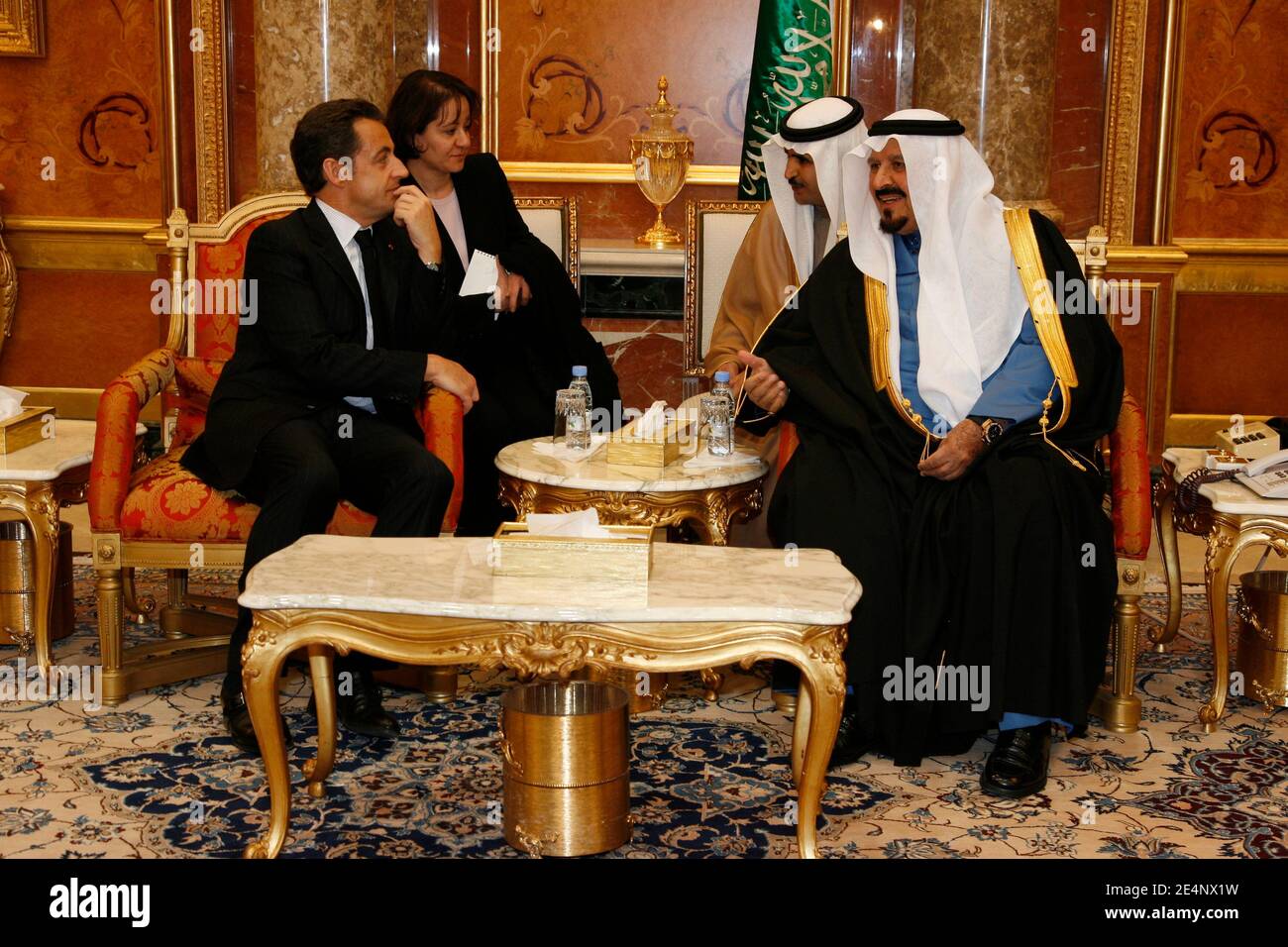 Le prince héritier saoudien Sultan Bin Abdul Aziz Al Saud reçoit le président Nicolas Sarkozy pour un déjeuner dans son palais de Riyad, en Arabie Saoudite, le 14 janvier 2008. Photo de Pierre Hounsfield-Pool/ABACAPRESS.COM Banque D'Images