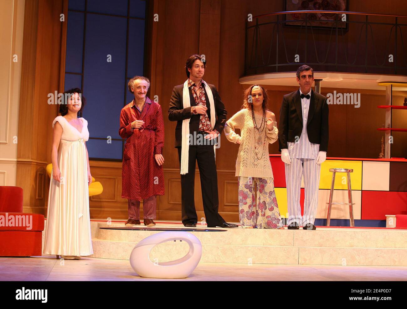 L'actrice Isabelle Mergault, Michel Cremades, Tom Morton, Anne-Sophie Germanaz et Julien Cafaro lors de l'appel-rideau de Croque-Monsieur au Théâtre des variétés de Paris, France, le 17 janvier 2008. Photo de Denis Guignebourg/ABACAPRESS.COM Banque D'Images