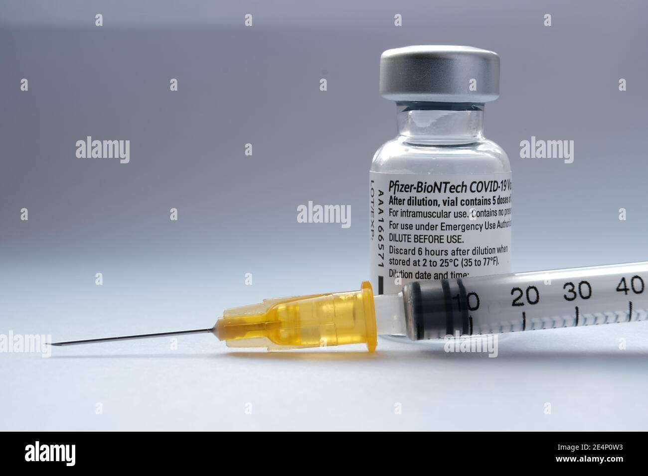 Flacon et seringue de vaccin BioNTech COVID-19 de Pfizer. Photo réelle du vaccin. Mise au point sélective. Stafford, Royaume-Uni - janvier 23 2021. Banque D'Images