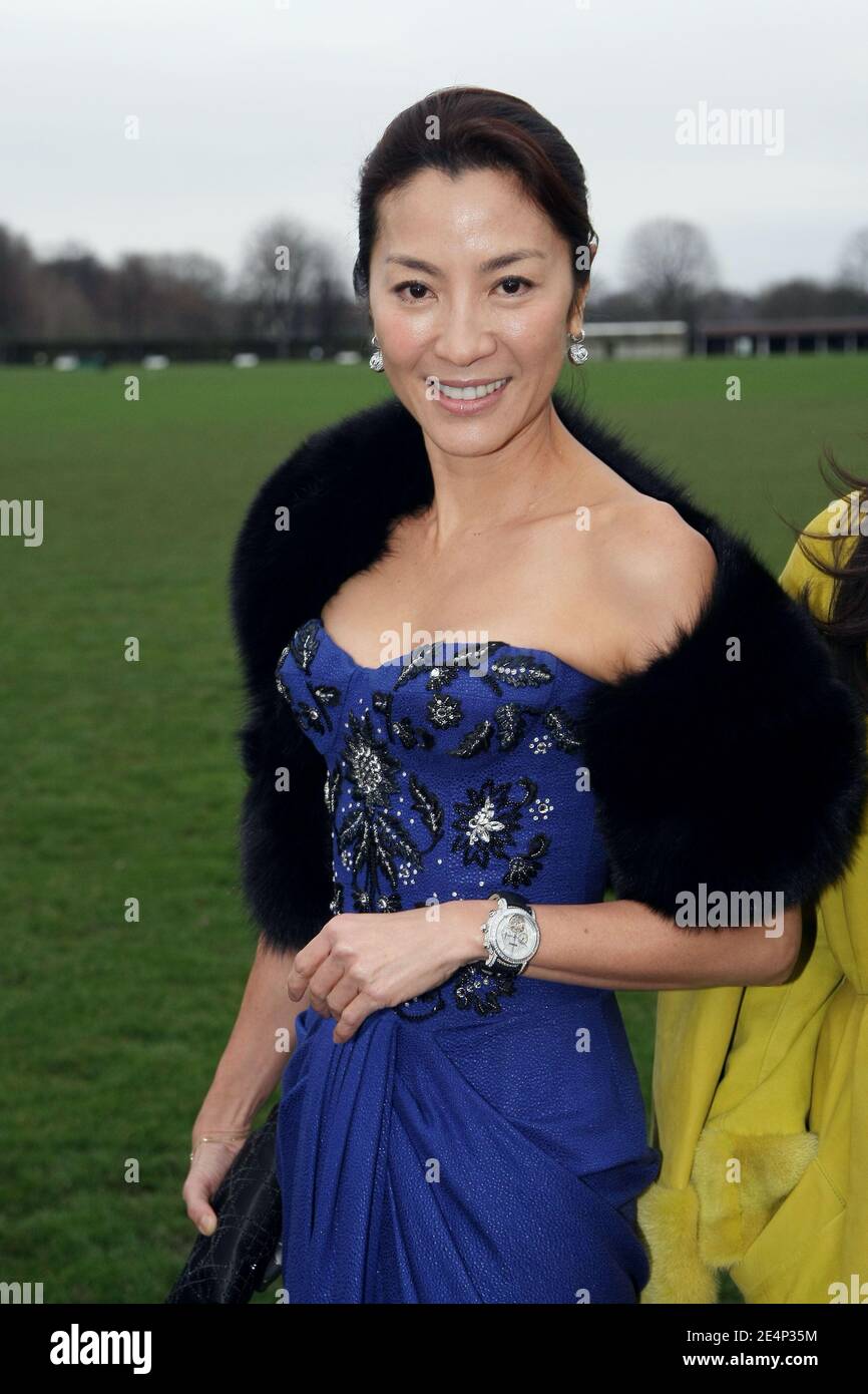 Michelle Yeoh, actrice malaisienne, pose à son arrivée pour la présentation de la collection haute Couture de Christian Dior Printemps-été 2008, qui s'est tenue à 'le Polo de Paris', à Boulogne, près de Paris, en France, le 21 janvier 2008. Photo de Nebinger-Taamallah/ABACAPRESS.COM Banque D'Images