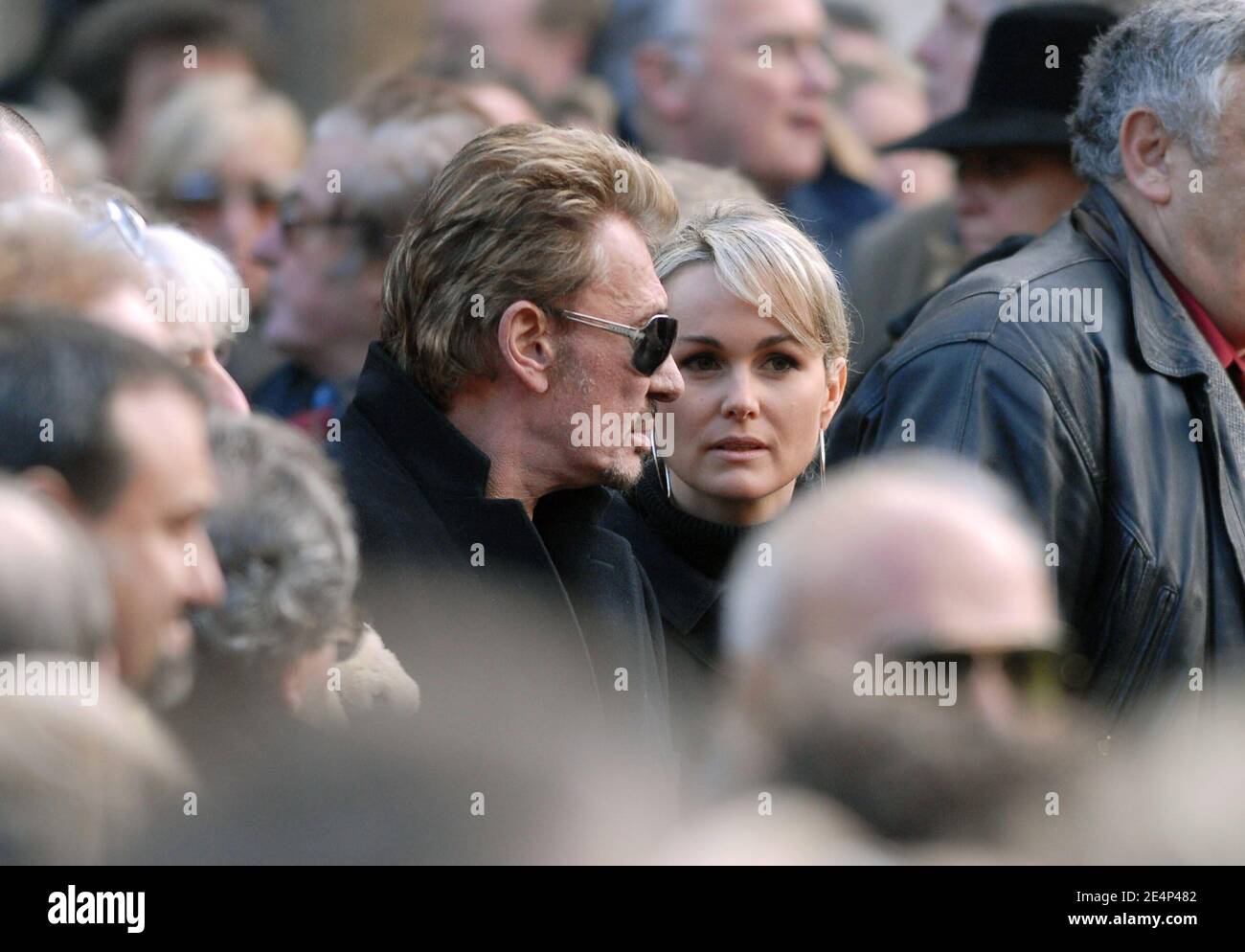 Johnny Hallyday et sa femme Laeticia quittent l'église St Germain après la messe funéraire du chanteur Carlos à Paris, France, le 22 janvier 2008. Photo de Guibbbbbaud-Khayat-Mousse/ABACAPRESS.CO Légende locale an Banque D'Images