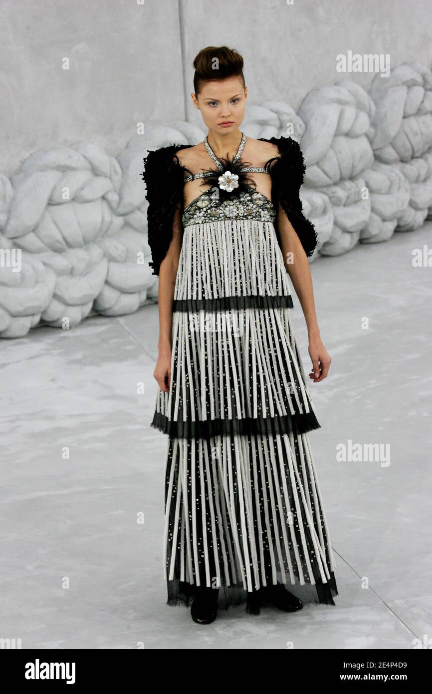 Un modèle présente une création du couturier Karl Lagerfeld pour le défilé  de mode de Chanel haute-Couture Printemps-été 2008 qui s'est tenu au Grand  Palais, à Paris, en France, le 22 janvier