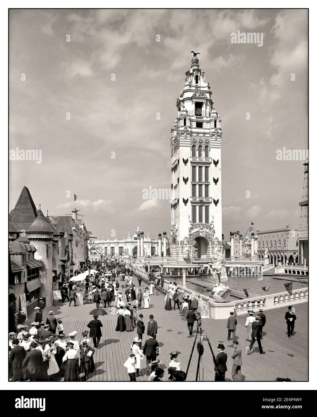 Années 1900 Vintage Coney Island, New York, vers 1905. « au pays du rêve ». Dreamland était un parc d'attractions à Coney Island, Brooklyn, New York City, qui a fonctionné de 1904 à 1911. C'était le dernier des trois grands parcs d'origine construits sur l'île de Coney, avec le parc Steeplechase et Luna Park. Négatif en verre de 8×10 pouces, Detroit Publishing Company. ÉTATS-UNIS Banque D'Images