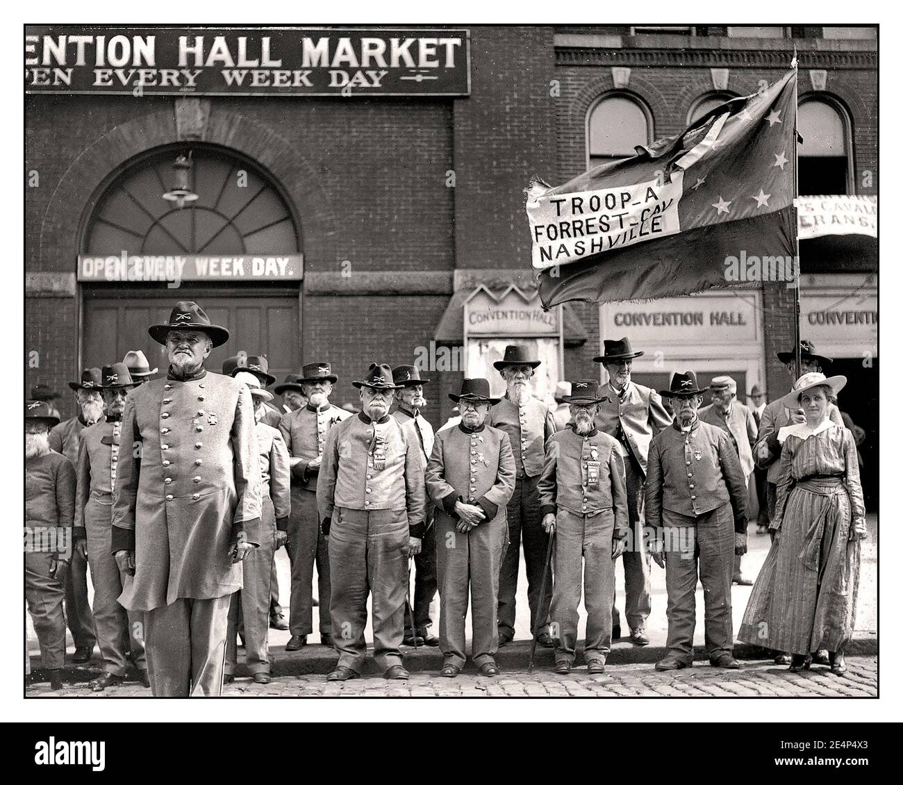 Les années 1900 “Confederate armée vétéran recrute groupe de photo de réunion , Washington, Etats-Unis 1917.”troupe A Forrest Cavalry Nashville Confederate Flag” Banque D'Images