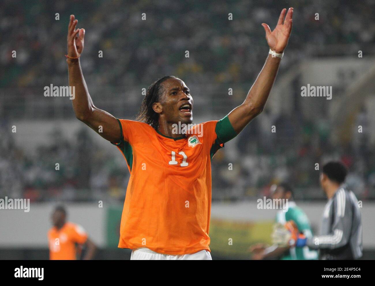 Le capitaine ivoirien Didier Drogba se présente devant la foule lors du match de football de la coupe d'Afrique des Nations, Côte d'Ivoire contre Nigeria à Sekondi, Ghana, le 21 janvier 2008. La Côte d'Ivoire a vaincu le Nigeria 1-0. Photo de Steeve McMay/Cameleon/ABACAPRESS.COM Banque D'Images