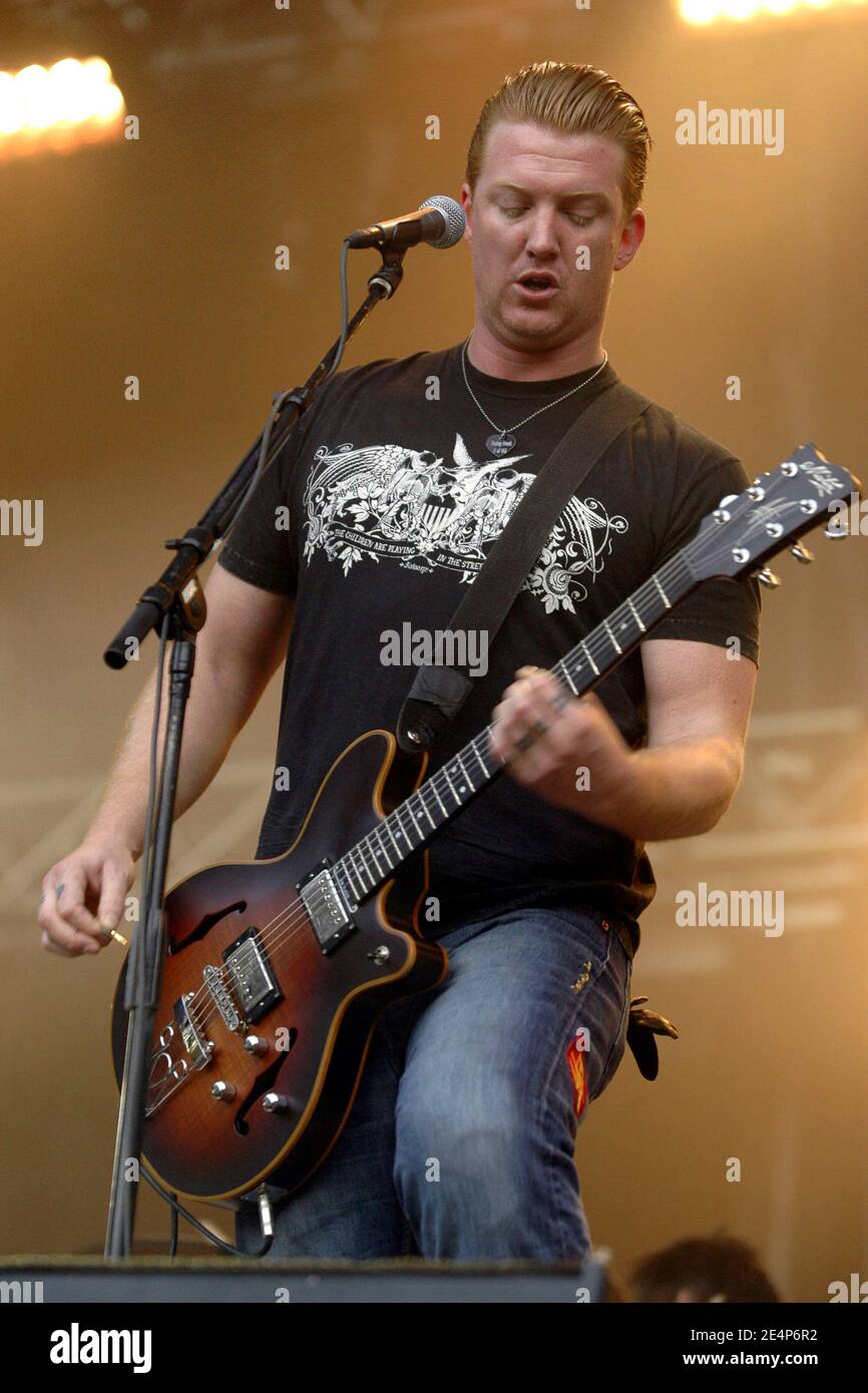Chanteur Queen Of The Stone Age Le chanteur Josh Homme du groupe américain Queens of the Stone Age (alias  QOTSA) se produit en direct sur scène lors de la 3e édition du festival de  musique 'Rock en Seine',