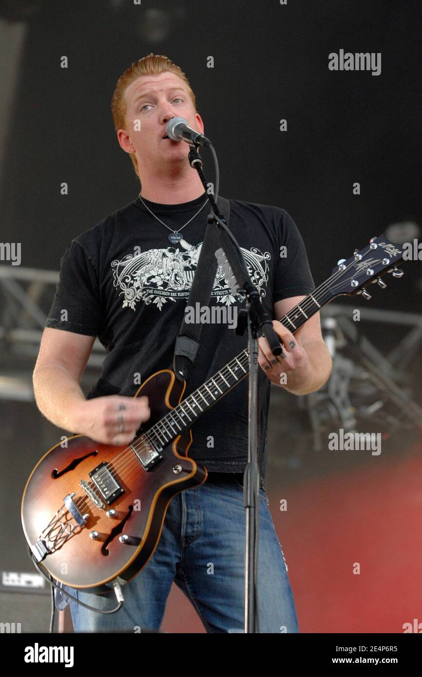Chanteur Queen Of The Stone Age Le chanteur Josh Homme du groupe américain Queens of the Stone Age (alias  QOTSA) se produit en direct sur scène lors de la 3e édition du festival de  musique 'Rock en Seine',