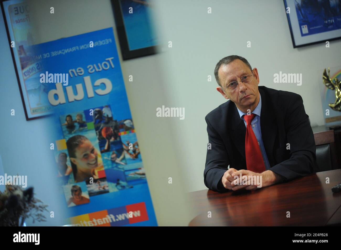 Claude Fauquet, directeur technique national de la fédération française de natation, lors d'une conférence de presse à la Fédération francaise de natation, à Paris, France, le 28 janvier 2008. Photo de Christophe Guibbbaud/Cameleon/ABACAPRESS.COM Banque D'Images