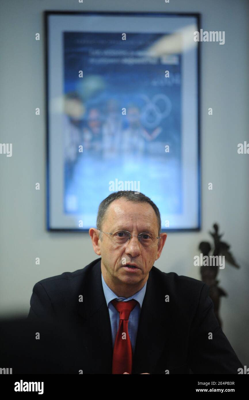 Claude Fauquet, directeur technique national de la fédération française de natation, lors d'une conférence de presse à la Fédération francaise de natation, à Paris, France, le 28 janvier 2008. Photo de Christophe Guibbbaud/Cameleon/ABACAPRESS.COM Banque D'Images