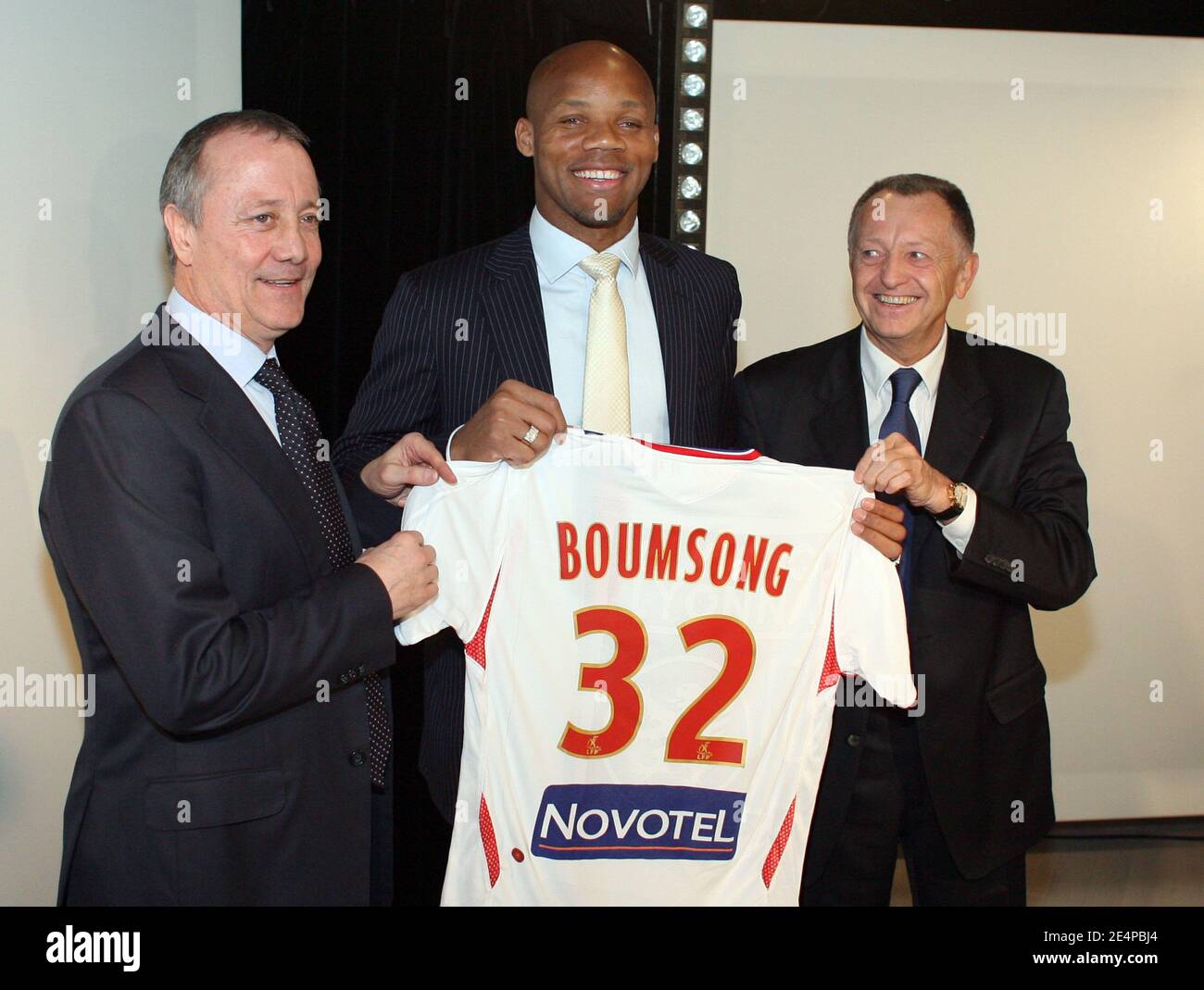 Jean-Alain Boumsong, de Juventus, est vu lors d'une conférence de presse  pour marquer son transfert à l'équipe de football Olympique Lyon à Lyon,  France, le 29 janvier 2008. On y voit l'assistant