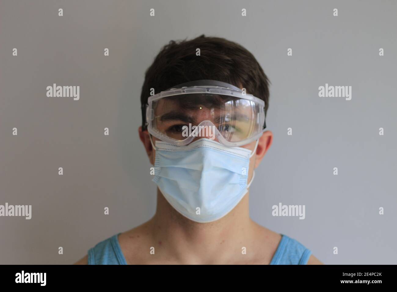Homme dans le visage masque chirurgical médical avec masque de protection  transparent et gants Photo Stock - Alamy