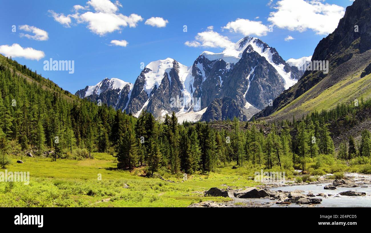 vallée du savlo et face rocheuse - montagnes de l'altaï russie Banque D'Images
