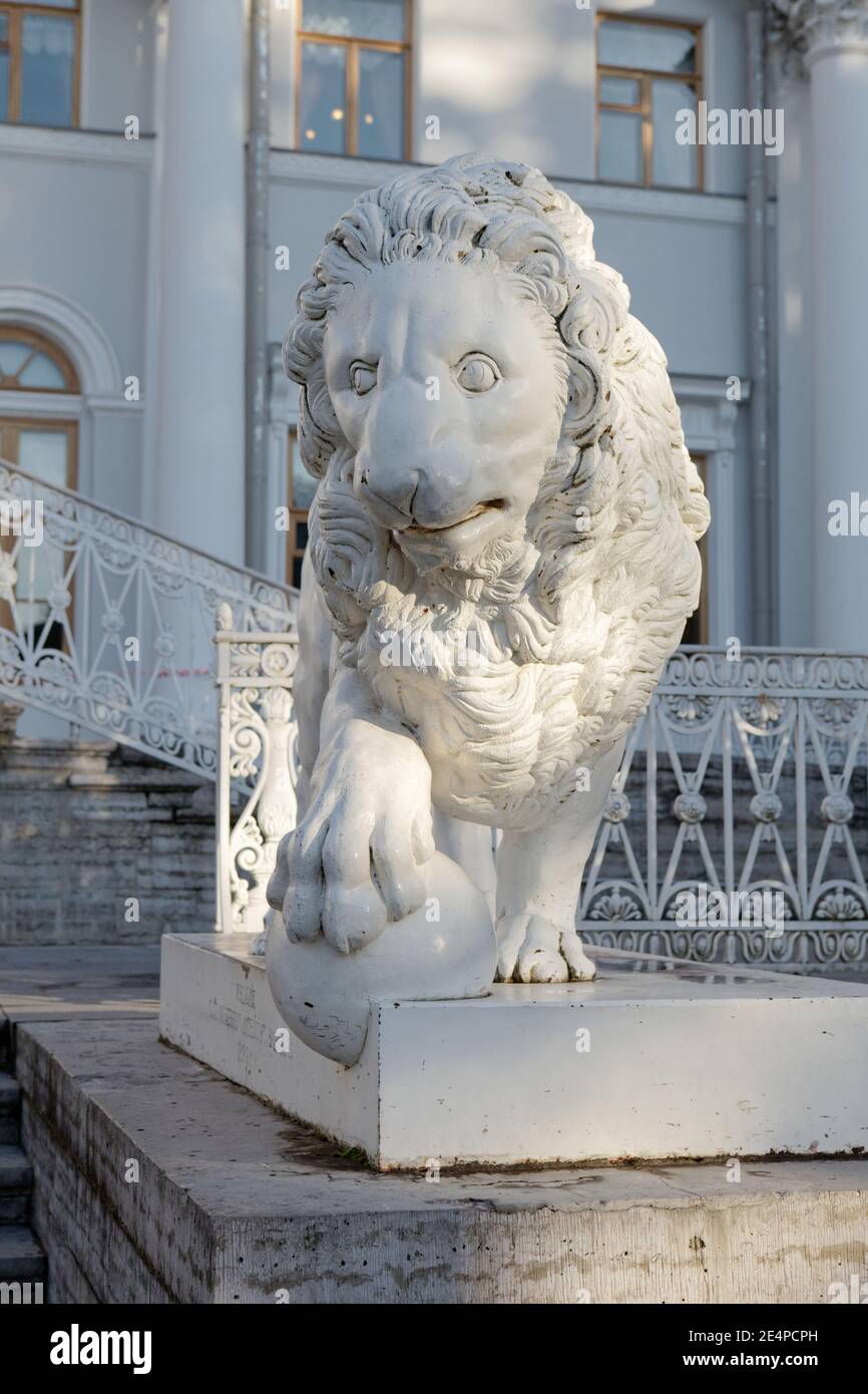 Sculpture de lion devant le palais Yelagin à Saint-Pétersbourg, Russie. Créée en 1822, elle fut la première statue de lion en fonte à Saint-Pétersbourg Banque D'Images