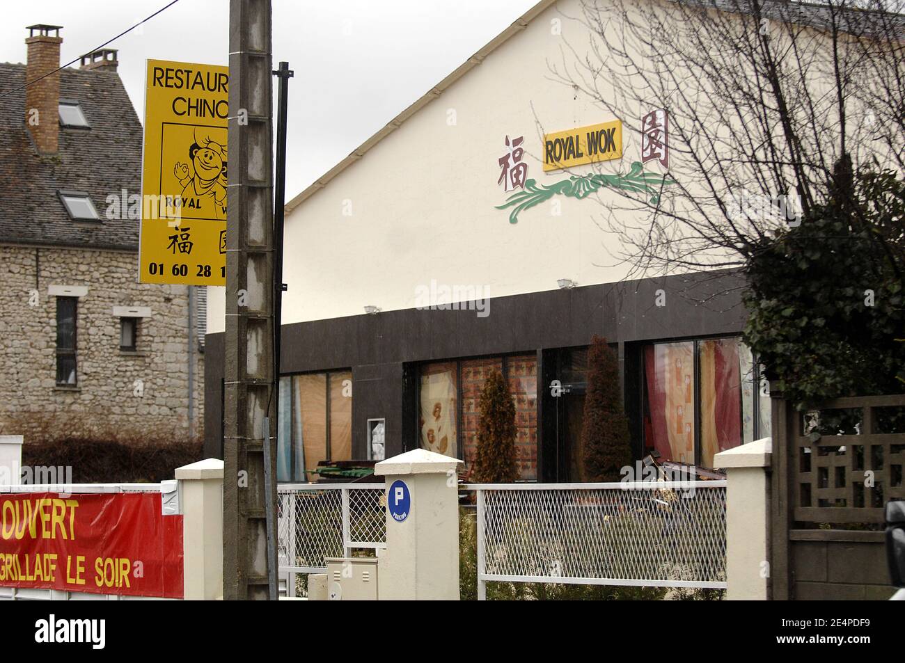 La police française enquête à l'intérieur d'un restaurant chinois à Brie- Comte-Robert, au sud de Paris, le 1er février 2008, après que les  travailleurs ont déclaré avoir trouvé des restes humains l'été dernier