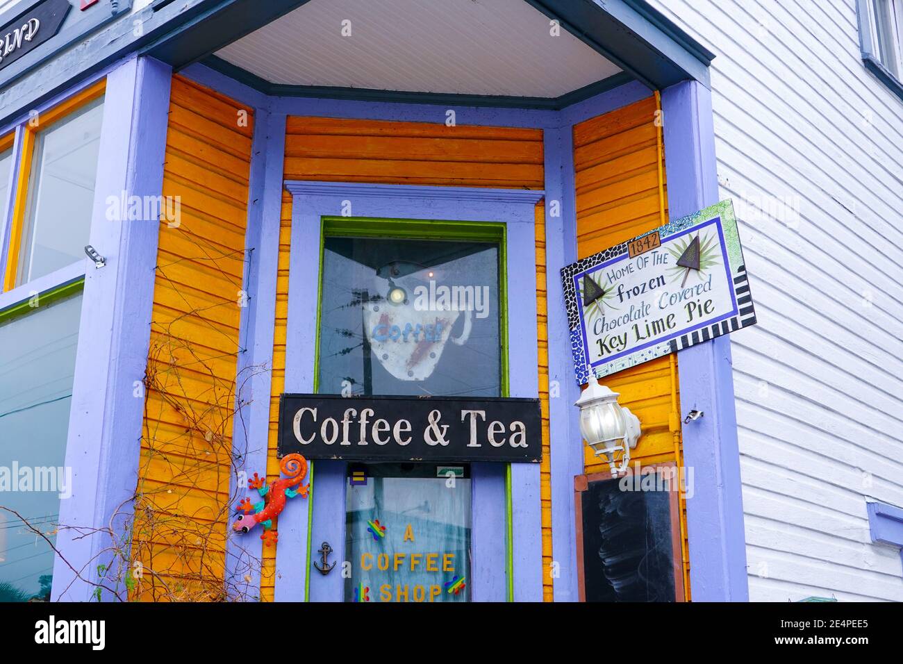 Porte d'entrée du 1842 Daily Grind and Mercantile Coffee and Tea Shop sur main Street, Cedar Key, Floride, États-Unis. Banque D'Images