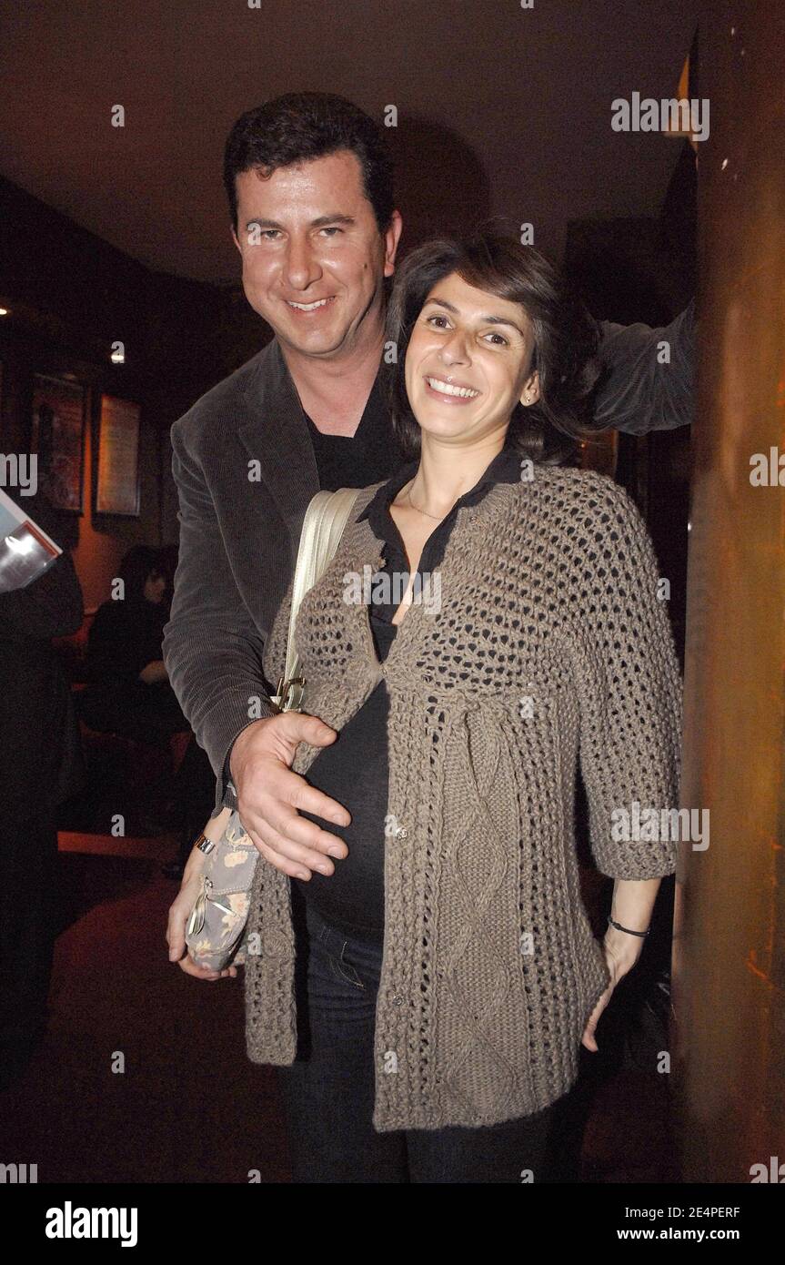 Pascal bataille et sa femme assistent à la fête pour soutenir l'opération  pièces Jaunes qui s'est tenue au Théâtre des Maturins à Paris, le 04  février 2008. Photo de Giancarlo Gorassini/ABACAPRESS.COM Photo