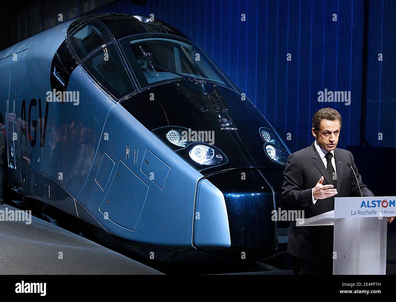 Le président Nicolas Sarkozy prononce un discours devant le nouvel AGV haute vitesse d'Alstom lors de la première présentation du train à la Rochelle, dans l'ouest de la France, le 5 février 2008. Le groupe d'ingénieurs français Alstom dévoile aujourd'hui à la Rochelle, l'AGV capable de 350 kilomètres (220 miles) par heure, en succession avec l'actuel TGV qui fonctionne à des vitesses maximales de 300 kilomètres par heure. Photo de Patrick Bernard/ABACAPRESS.COM Banque D'Images