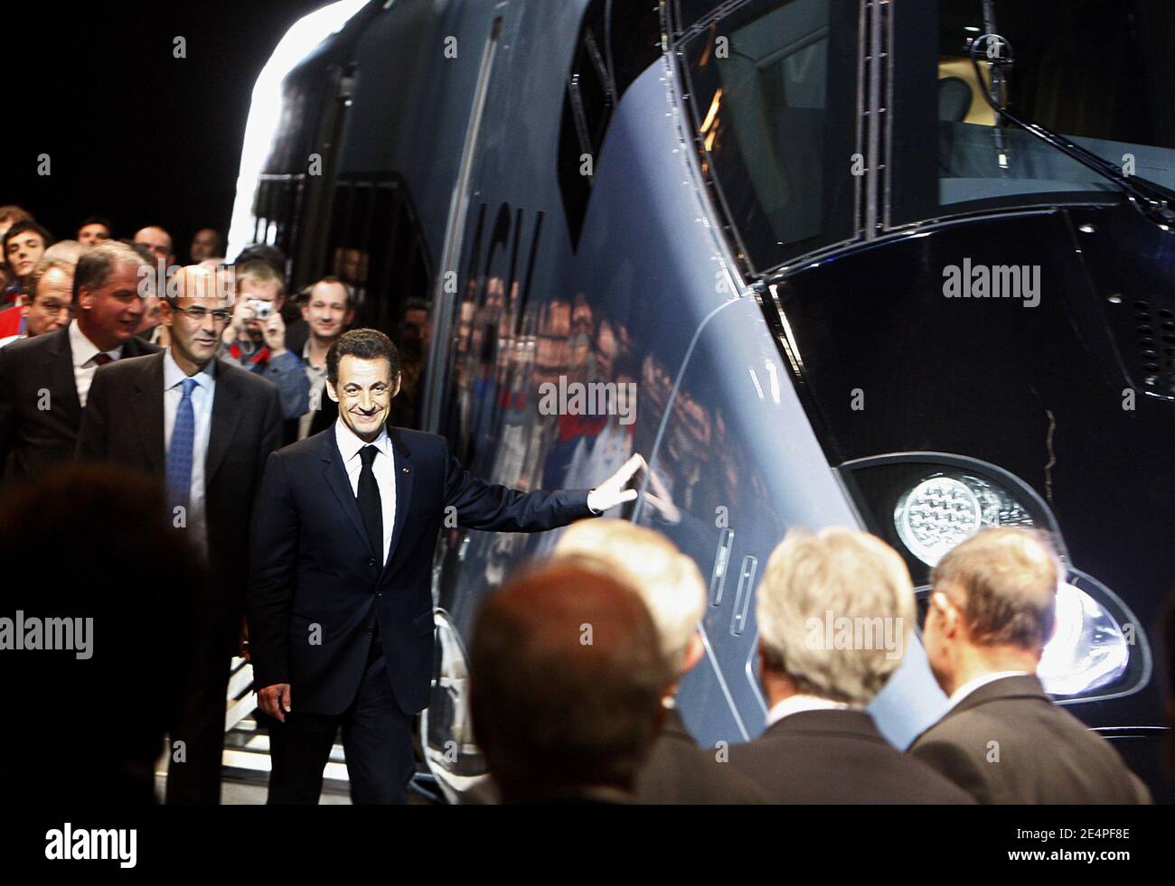 Le président Nicolas Sarkozy prononce un discours devant le nouvel AGV haute vitesse d'Alstom lors de la première présentation du train à la Rochelle, dans l'ouest de la France, le 5 février 2008. Le groupe d'ingénieurs français Alstom dévoile aujourd'hui à la Rochelle, l'AGV capable de 350 kilomètres (220 miles) par heure, en succession avec l'actuel TGV qui fonctionne à des vitesses maximales de 300 kilomètres par heure. Photo de Patrick Bernard/ABACAPRESS.COM Banque D'Images