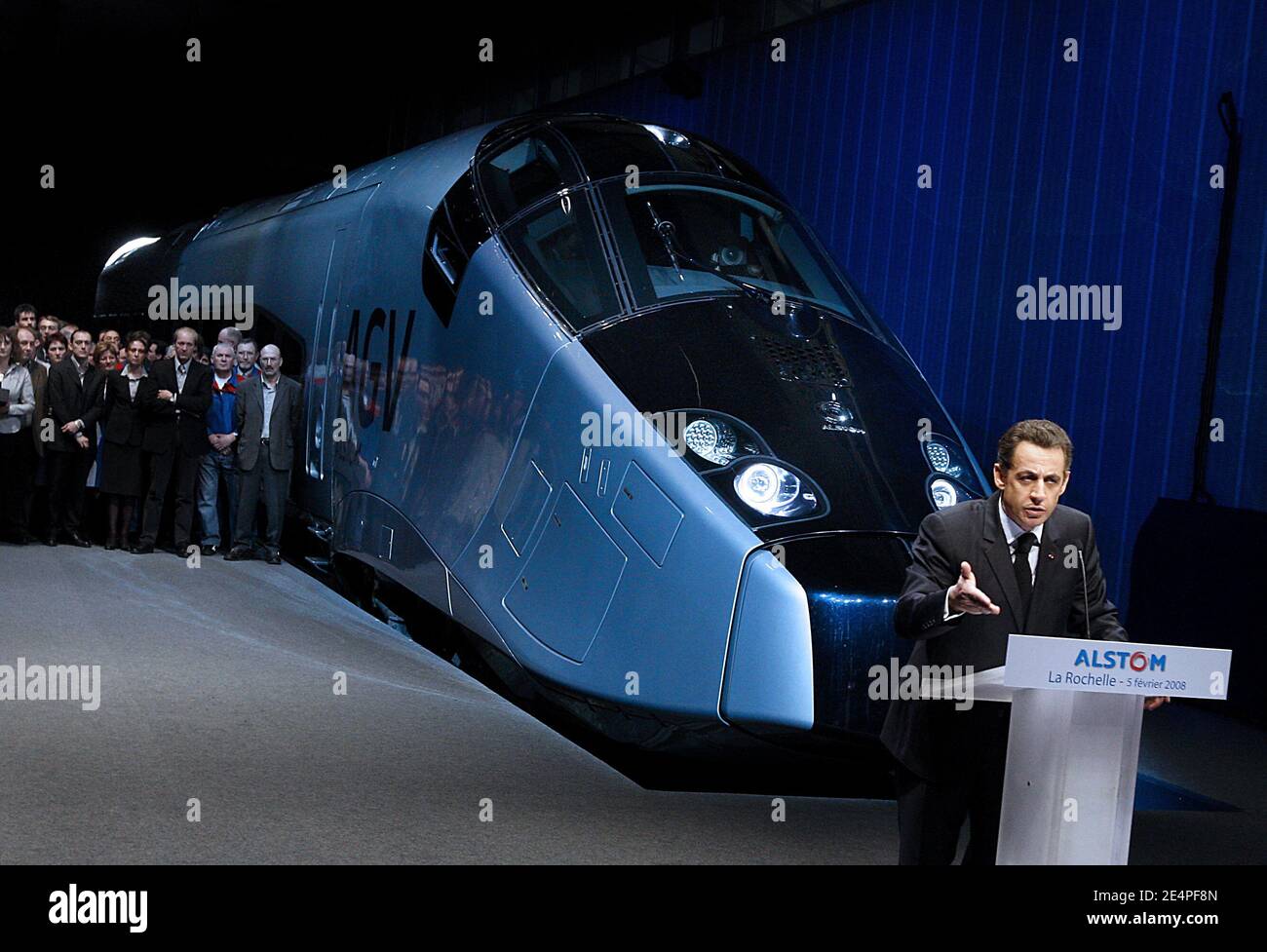 Le président Nicolas Sarkozy prononce un discours devant le nouvel AGV haute vitesse d'Alstom lors de la première présentation du train à la Rochelle, dans l'ouest de la France, le 5 février 2008. Le groupe d'ingénieurs français Alstom dévoile aujourd'hui à la Rochelle, l'AGV capable de 350 kilomètres (220 miles) par heure, en succession avec l'actuel TGV qui fonctionne à des vitesses maximales de 300 kilomètres par heure. Photo de Patrick Bernard/ABACAPRESS.COM Banque D'Images