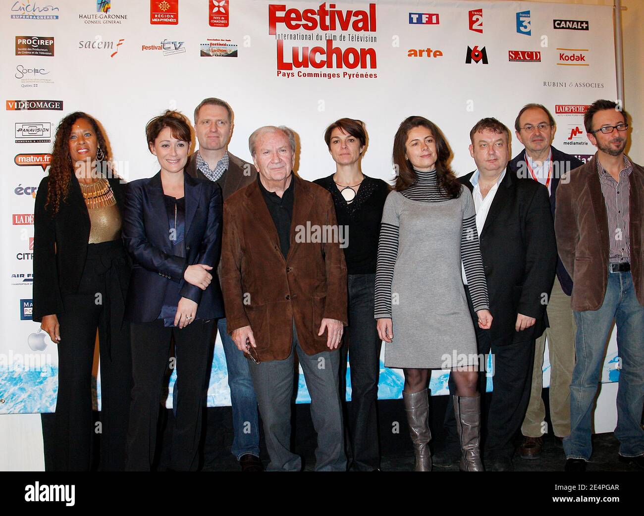 Le président du jury, Pierre Mondy et les membres du jury Daniela Lumbroso, France Zobda, Dominique Besnehard, Yvon Back, Anne Landois, Luc Beraud, Charline de Lepine, Alex Jaffray, posent lors du 10ème Festival International du film de télévision de Luchon dans les Pyrénées françaises, France, le 6 février 2008. Photo de Patrick Bernard/ABACAPRESS.COM Banque D'Images