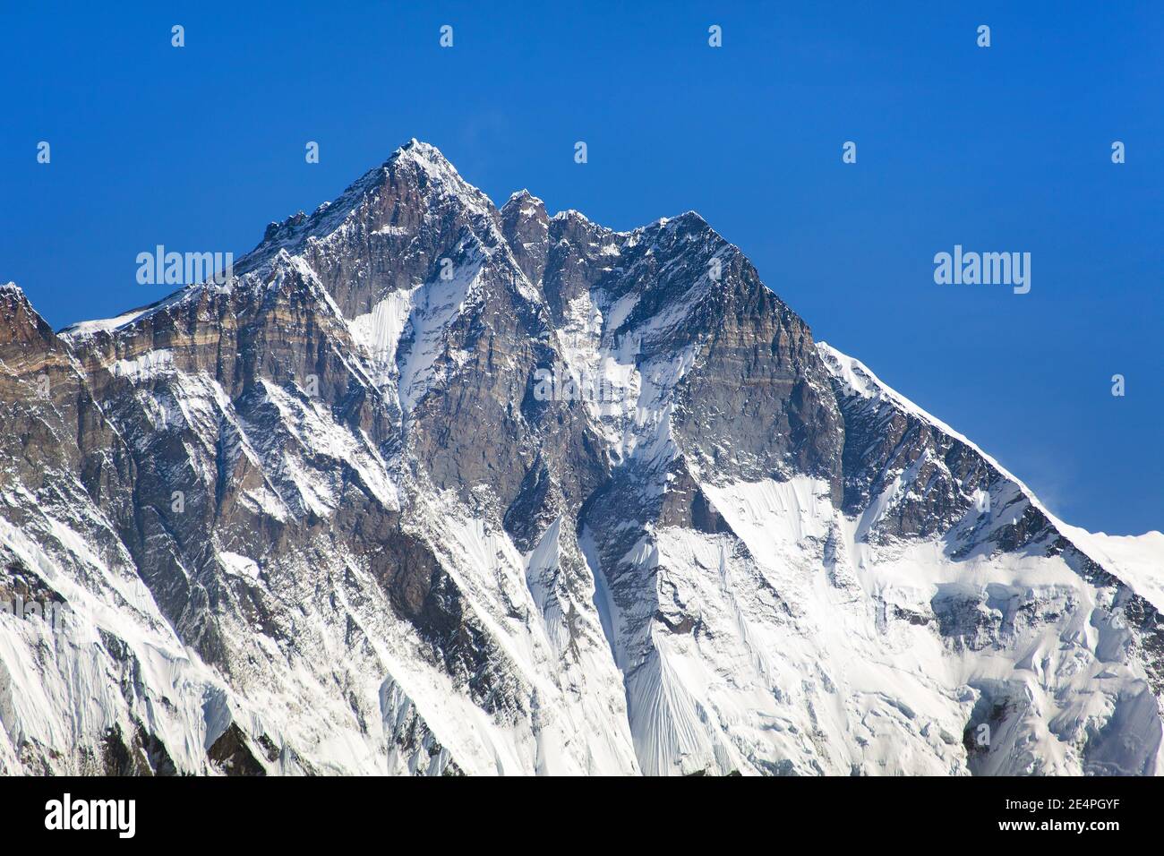 Vue sur le sommet de Lhotse, face rocheuse Sud - chemin vers le camp de base de l'Everest, randonnée à trois passes, région de l'Everest, parc national de Sagarmatha, vallée de Khumbu, Népal Banque D'Images