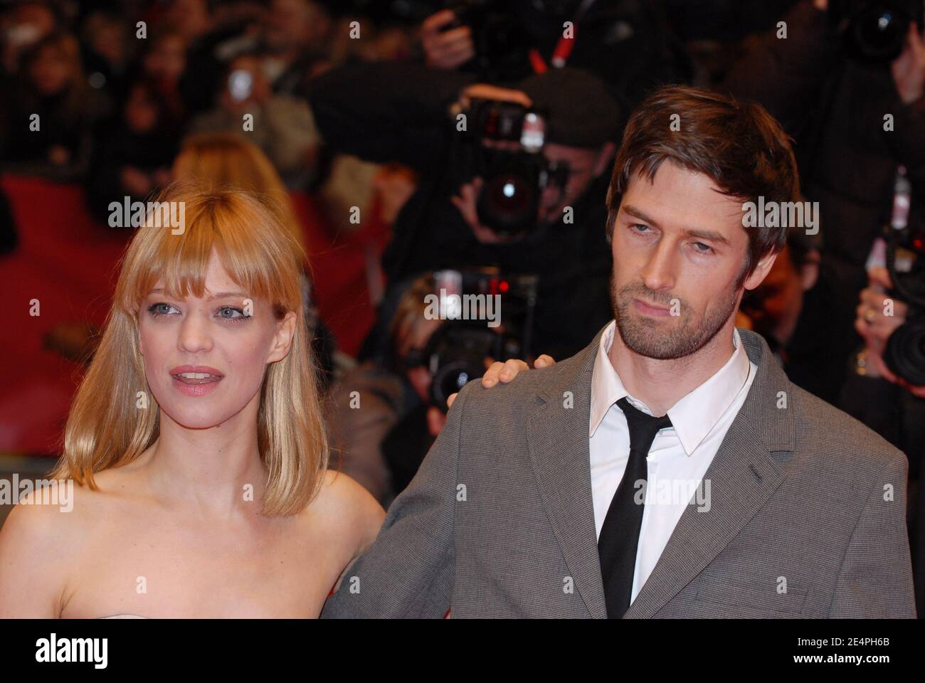 L'actrice allemande Heike Makatsch et son petit ami Max Schroeder marchent le tapis rouge à l'ouverture du festival en tête de la projection du nouveau film documentaire 'Shine a Light' au 58e Festival annuel du film de Berlin, à Berlin, en Allemagne, le 7 février 2008. Photo de Nicolas Khayat/ABACAPRESS.COM Banque D'Images