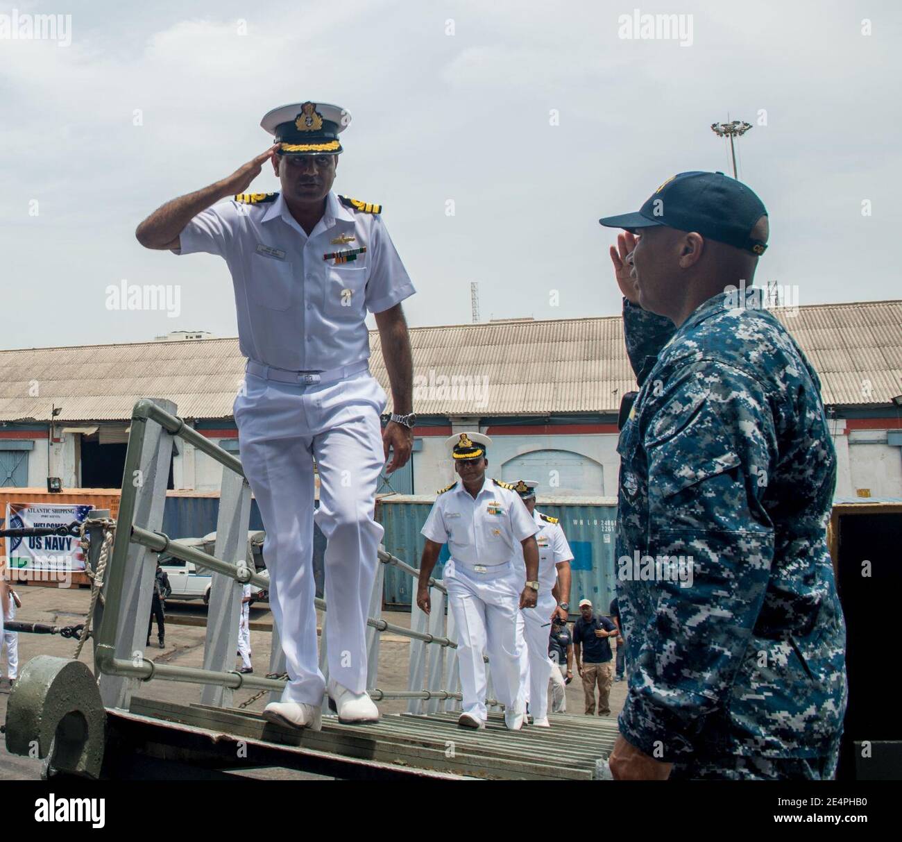 Des membres de la marine indienne viennent à bord du croiseur à missiles guidés de classe Ticonderoga USS Princeton (CG 59) alors que le navire arrive à Chennai, en Inde, pour Malabar 2017. Banque D'Images