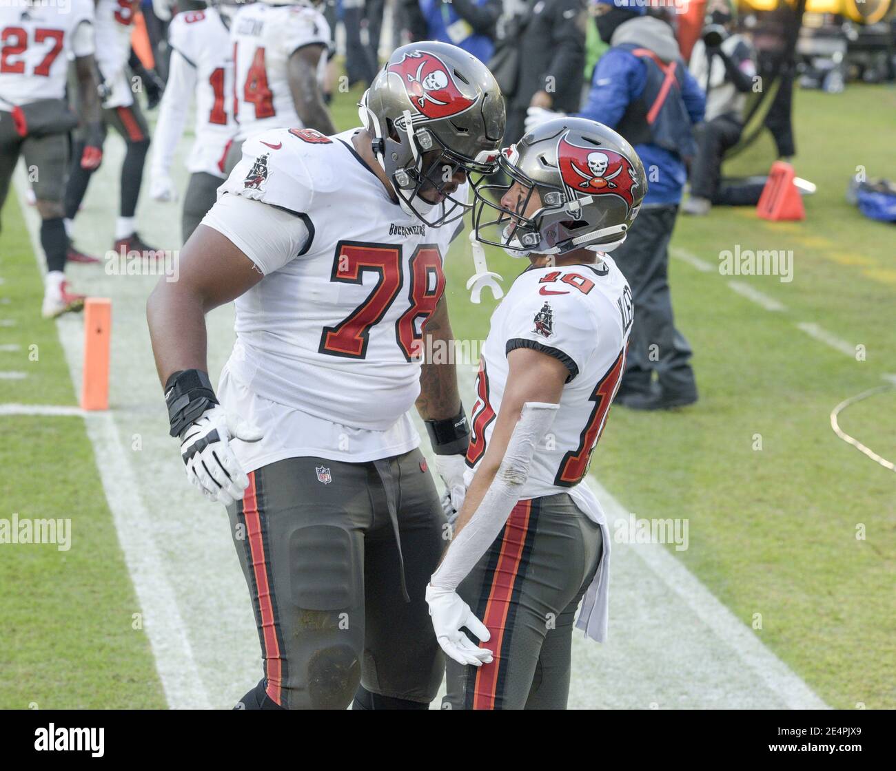 Green Bay, États-Unis. 24 janvier 2021. Le 78 janvier 2021, Tristan Wirfs (10) félicite Scott Miller (24), grand receveur des Buccaneers de Tampa Bay, pour son deuxième trimestre de collision contre les Green Bay Packers lors du championnat NFC à Lambeau Field à Green Bay, Wisconsin. Photo par Mark Black/UPI crédit: UPI/Alay Live News Banque D'Images