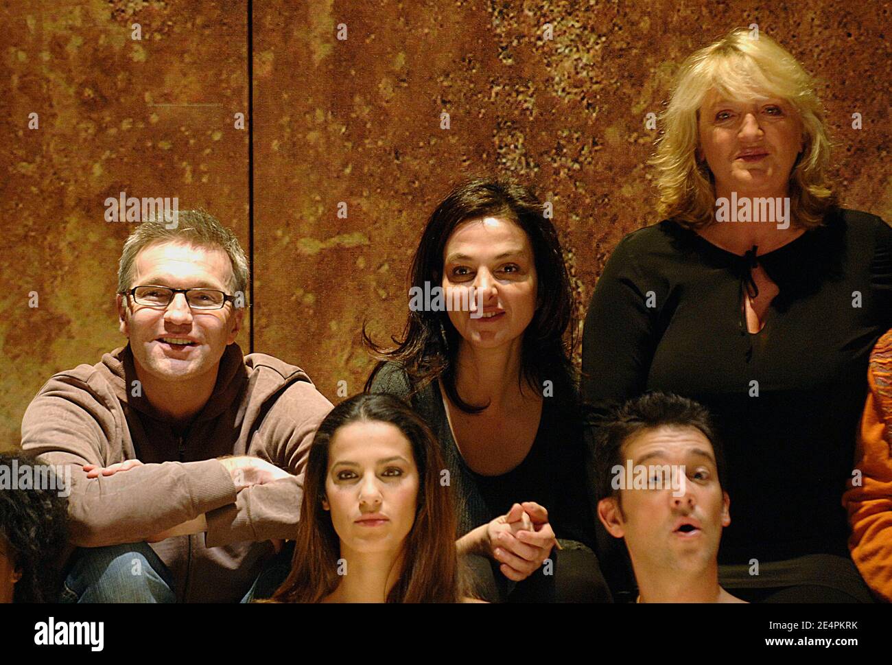 Laurent Ruquier, Peri Cochin, Charlotte de Turckheim, Elisa Tovati et Titoff se sont produits sur scène lors de l'exécution de 'Open Bed' au Théâtre des Bouffes Parisiens à Paris, France, le 11 février 2008. Photo de Giancarlo Gorassini/ABACAPRESS.COM Banque D'Images