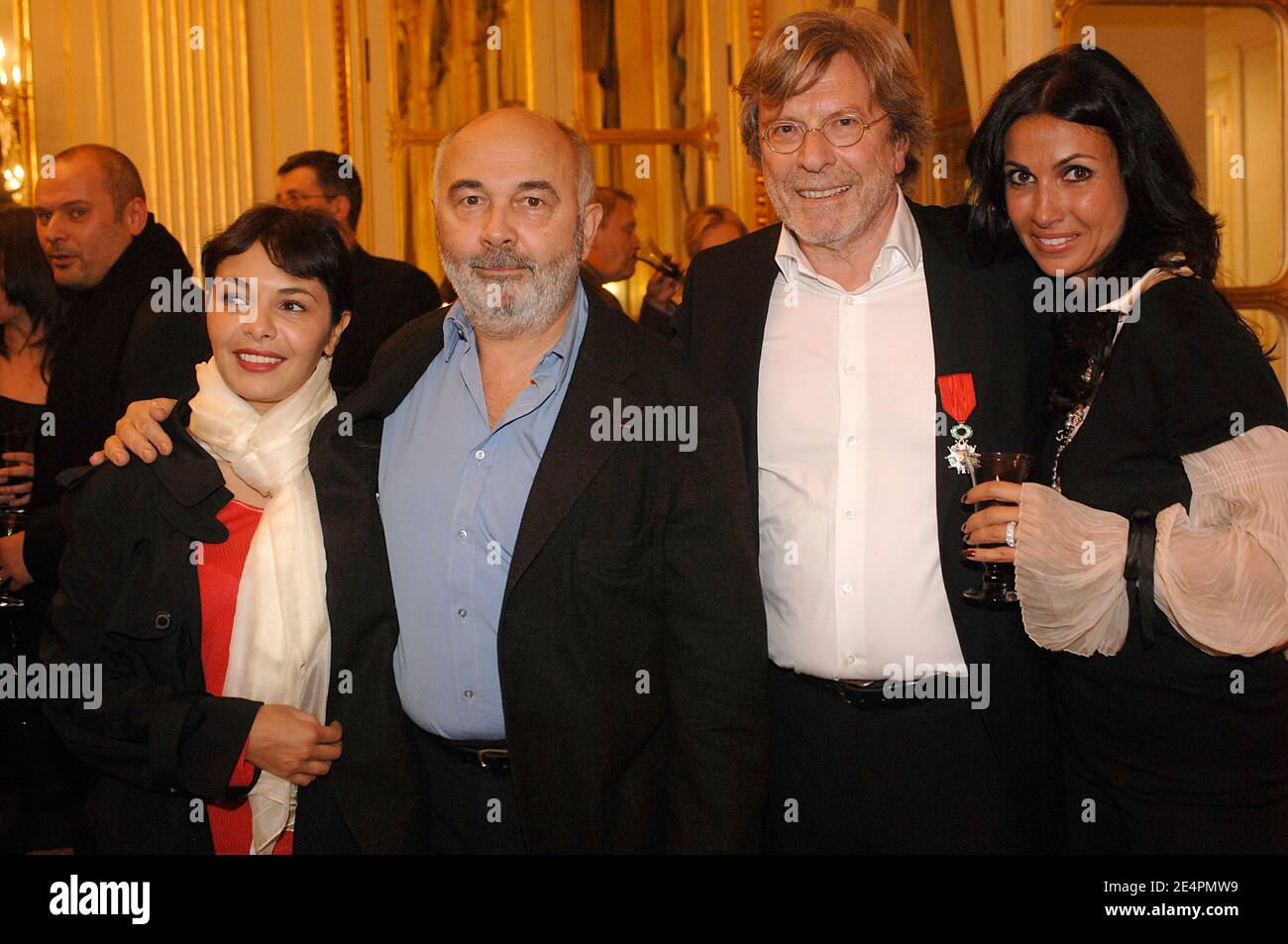 Gerard Jugnot avec sa femme pose avec Daniel Benin comme chevalier de l'ordre de la Légion d'Honneur (légion d'honneur) pendant une cérémonie au ministre de la Culture à Paris, France, le 12 février 2008. Photo de Giancarlo Gorassini/ABACAPRESS.COM Banque D'Images