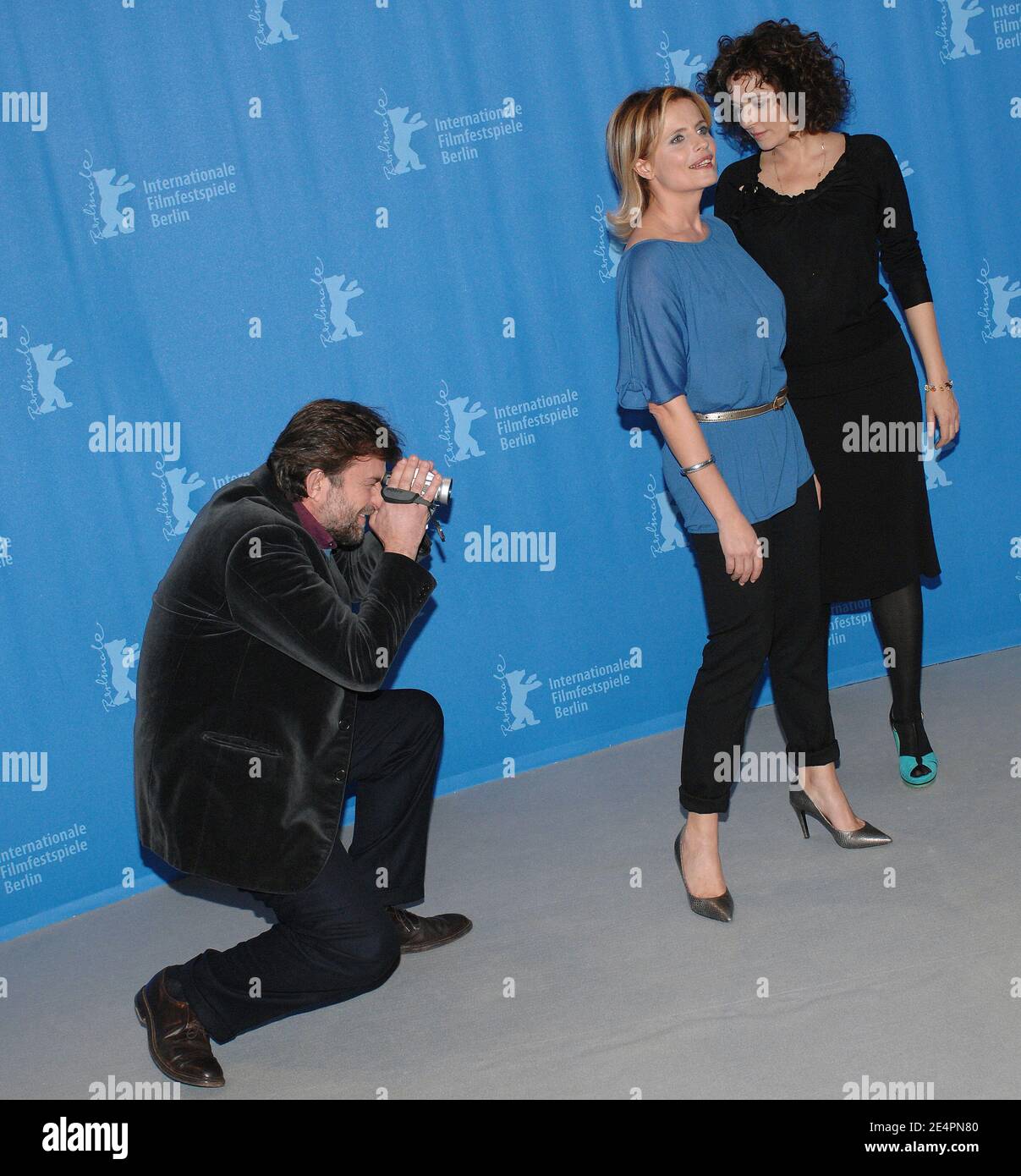 Les membres de la troupe Valeria Golino, Isabella Ferrari et Nanni Moretti posent pour des photos pendant le photocall « Quiet chaos » au 58e Festival annuel du film de Berlin à Berlin, en Allemagne, le 13 février 2008. Photo de Nicolas Khayat/ABACAPRESS.COM Banque D'Images