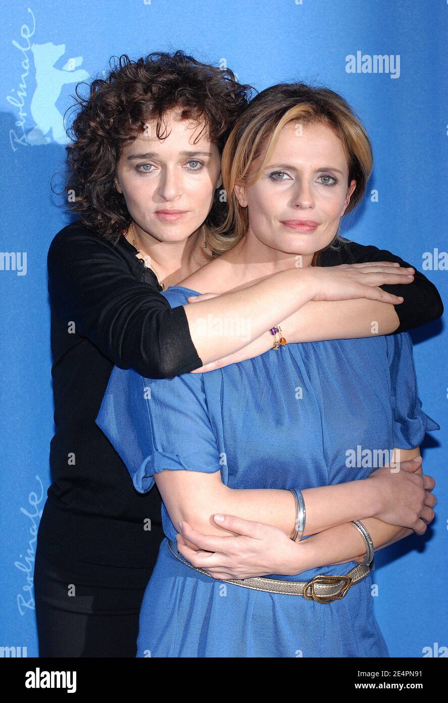 Valeria Golino et Isabella Ferrari, membres de la troupe, posent pour des photos lors du photocall « Quiet chaos » au 58e Festival annuel du film de Berlin à Berlin, en Allemagne, le 13 février 2008. Photo de Nicolas Khayat/ABACAPRESS.COM Banque D'Images