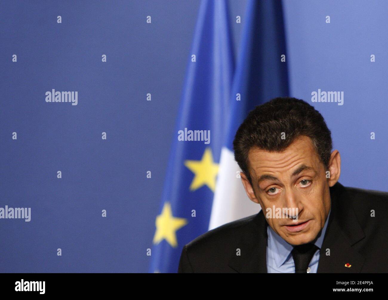 Le président Nicolas Sarkozy prononce un discours lors d’une visite consacrée aux questions d’éducation à Périgueux, dans le sud-ouest de la France, le 15 février 2008. Une proposition de Sarkozy selon laquelle les Français de 10 ans devraient parrainer la mémoire des enfants juifs assassinés par les nazis a déclenché un tollé parmi les psychologues, les parents et la gauche politique. Photo de Patrick Bernard/ABACAPRESS.COM Banque D'Images