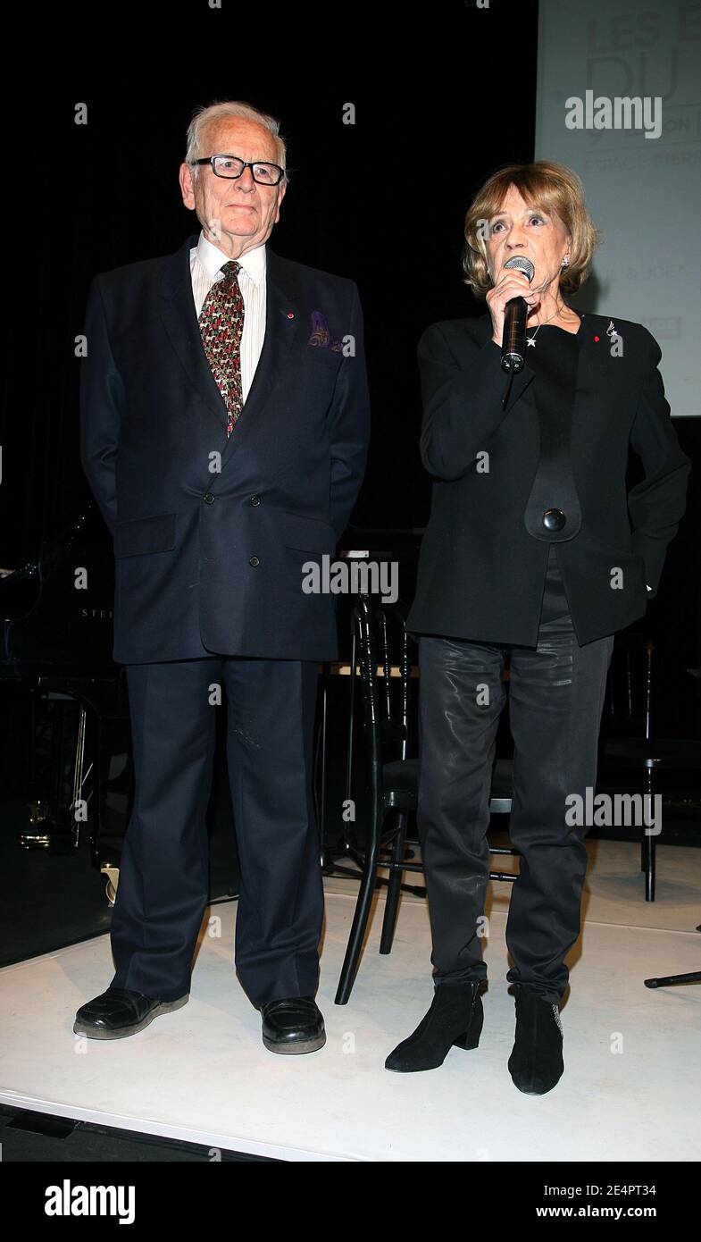 L'actrice Jeanne Moreau et Pierre Cardin assistent à la 9e cérémonie de  remise des prix Etoiles de la presse qui s'est tenue à l'espace Pierre  Cardin à Paris, en France, le 18