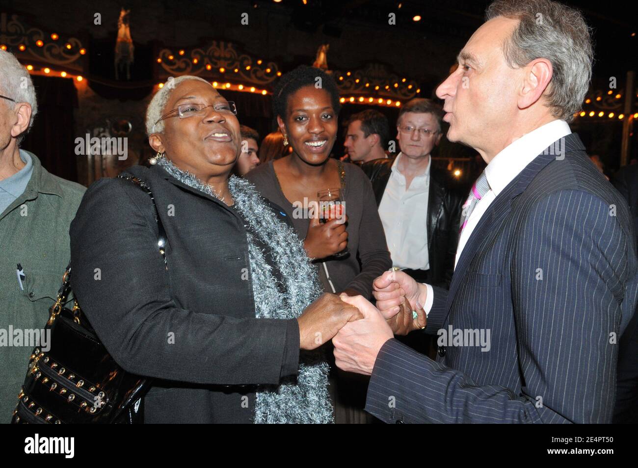 Le maire de Paris, Bertrand Delanoe, et l'actrice française, Firmine Richard, ont assisté à une réunion pour soutenir Bertrand Delanoe pour des élections mayonnaises à la 'Musee des Arts Forains' à Paris, France, le 18 février 2008. Photo par Ammar Abd Rabbo/ABACAPRESS.COM Banque D'Images