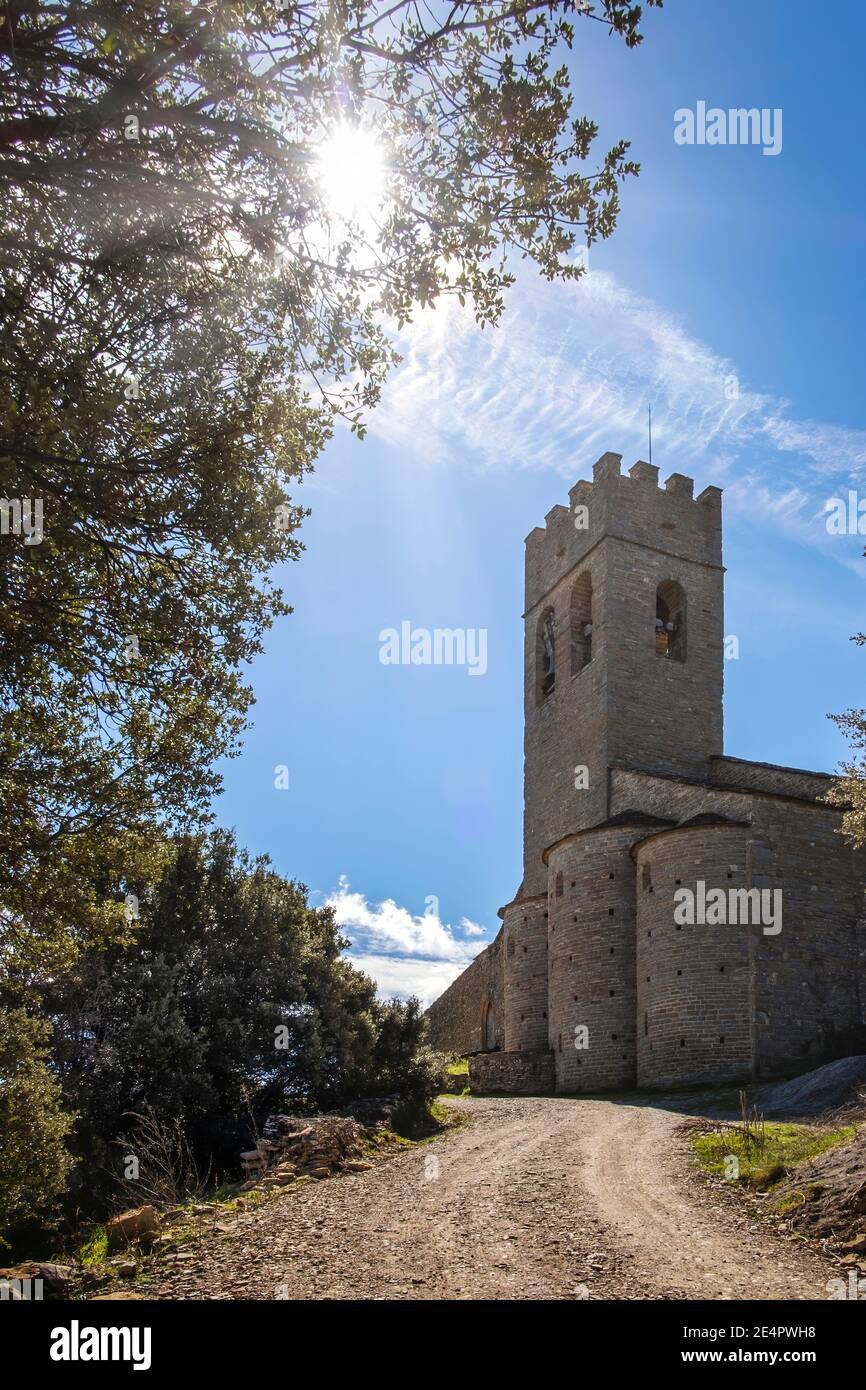 Une route menant à l'entrée d'un château médiéval avec une tour crénelée, forteresse fortifiée de Muro, la Fueva, Huesca, Espagne Banque D'Images