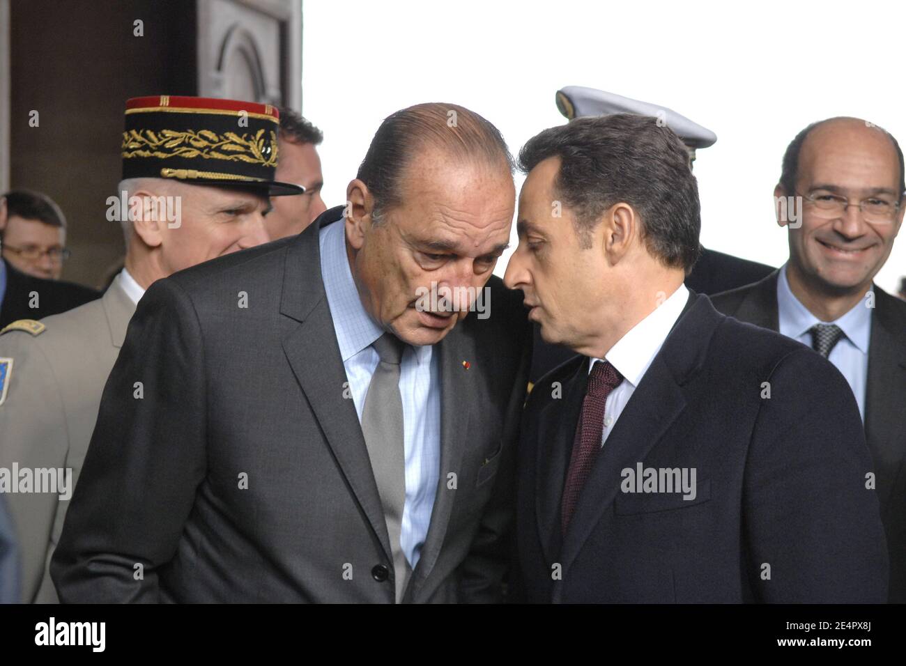 L'ancien président Jacques Chirac et le président français Nicolas Sarkozy, le ministre français du budget Eric Woerth lors de la cérémonie d'ouverture du musée du président français Charles de Gaulle aux Invalides à Paris, le 22 février 2008. Photo de Laurent Chamussy/Pool/ABACAPRESS.COM Banque D'Images