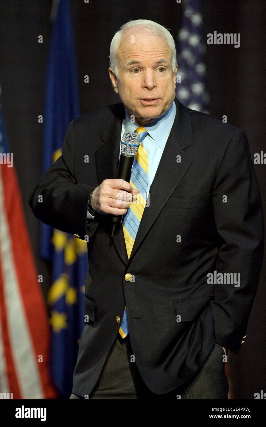 Le sénateur républicain de l'Arizona, optimiste à la présidence, John McCain, s'exprime lors d'un rallye de campagne à l'Emmis Communications Corporation à Indianapolis, AUX États-Unis, le 23 février 2008. Photo de Joseph Foley/ABACAPRESS.COM Banque D'Images