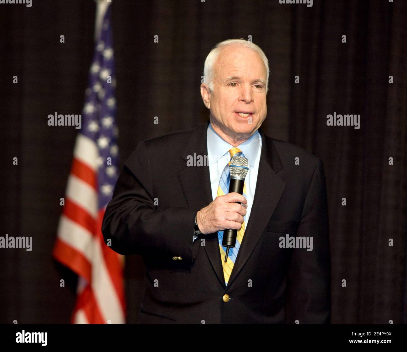 Le sénateur républicain de l'Arizona, optimiste à la présidence, John McCain, s'exprime lors d'un rallye de campagne à l'Emmis Communications Corporation à Indianapolis, AUX États-Unis, le 23 février 2008. Photo de Joseph Foley/ABACAPRESS.COM Banque D'Images