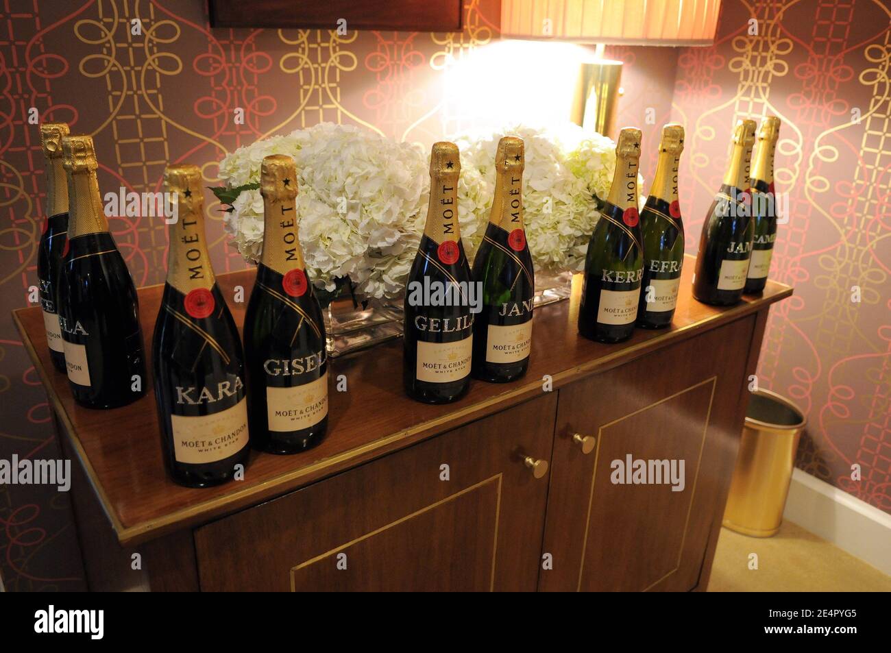 Des bouteilles de champagne personnalisées Moet Chandon sont exposées lors de la soirée cocktail de la suite Ebel Oscar, qui s'est tenue au Sunset Tower Hotel Penthouse Suite à Hollywood, Los Angeles, CA, États-Unis, le jeudi 21 février 2008. Photo par Graylock/ABACAPRESS.COM Banque D'Images