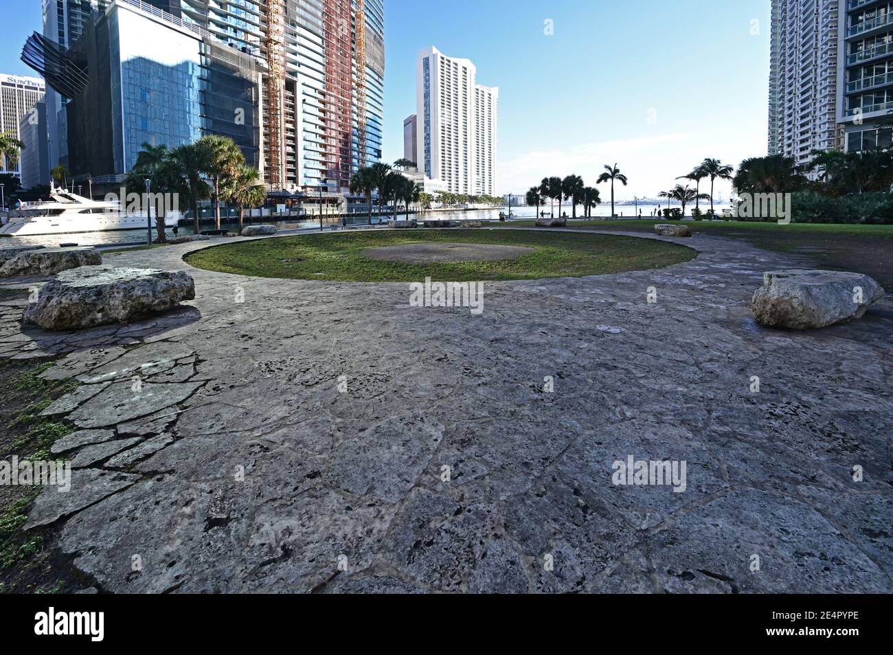 Miami, Floride 01-24-2021 Miami Circle, un site archéologique de Brickell point attribué aux Indiens Tequesta qui pensaient avoir 2,000 ans. Banque D'Images